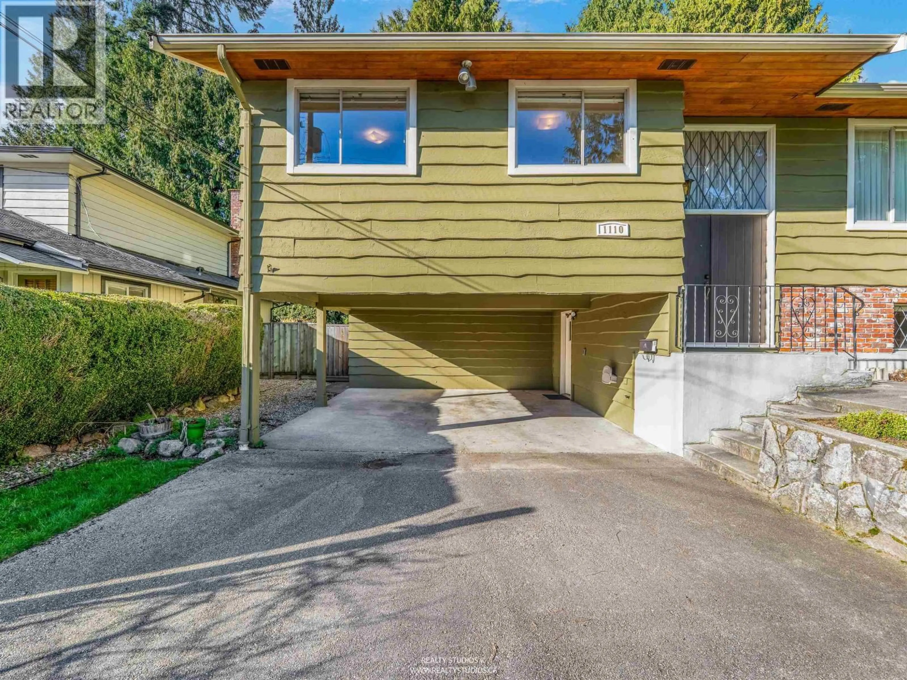 Home with vinyl exterior material, street for 1110 LODGE ROAD, North Vancouver British Columbia V7R1W8