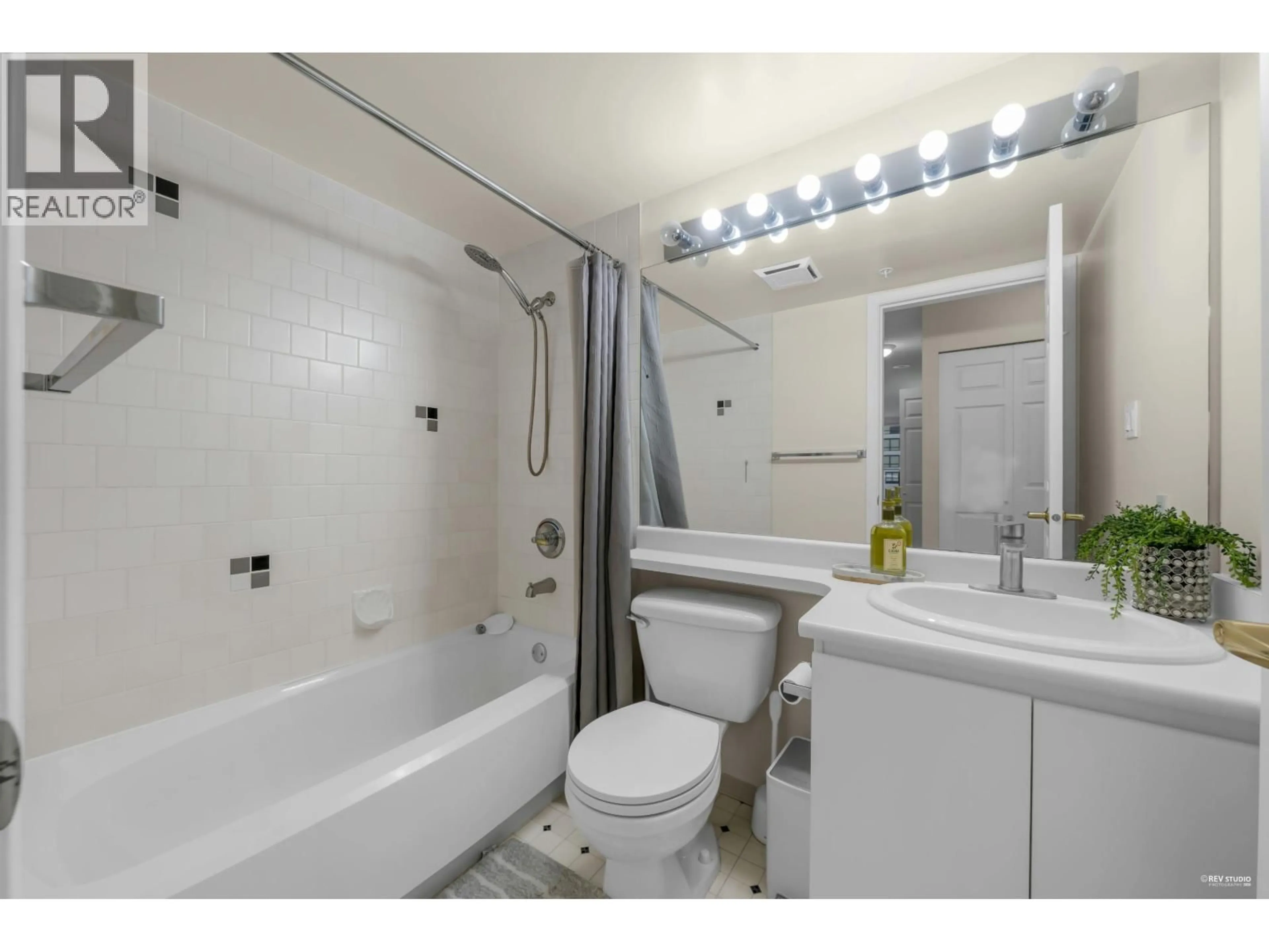 Standard bathroom, ceramic/tile floor for 1408 - 5189 GASTON STREET, Vancouver British Columbia V5R6C7