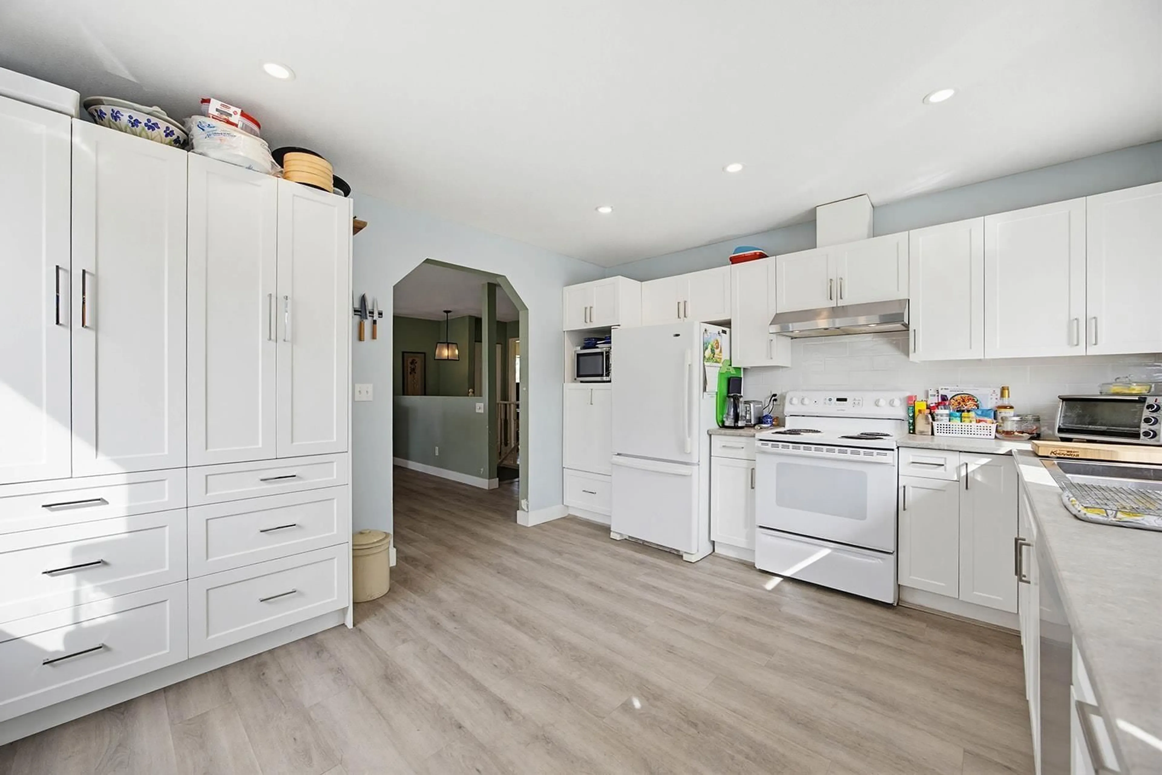 Open concept kitchen, unknown for 8836 142A STREET, Surrey British Columbia V3V7W8