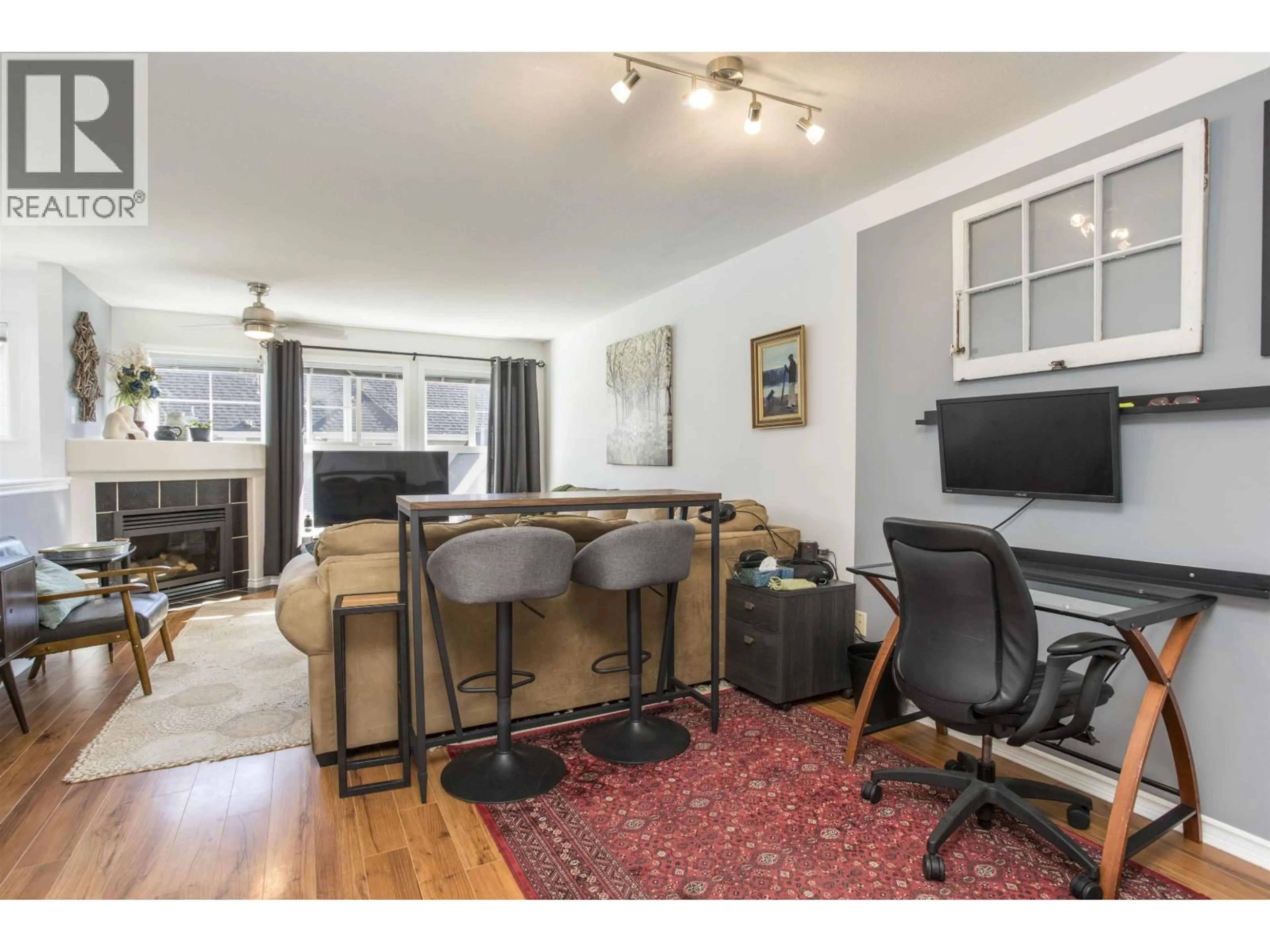 Living room with furniture, wood/laminate floor for 10 - 11490 232 STREET, Maple Ridge British Columbia V2X3P1