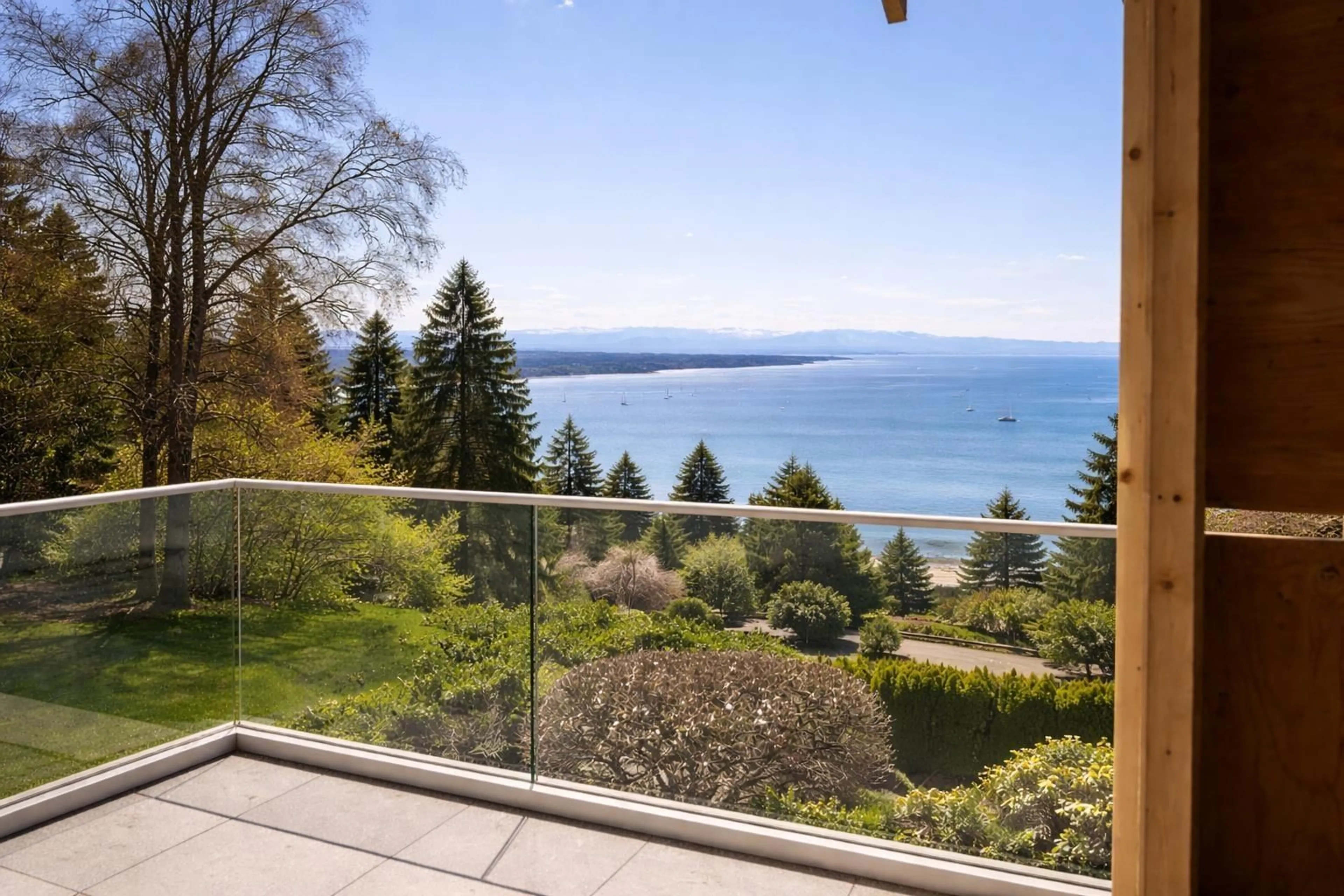 Patio, water/lake/river/ocean view for 102 - 17059 0 AVENUE, Surrey British Columbia V3Z9N9