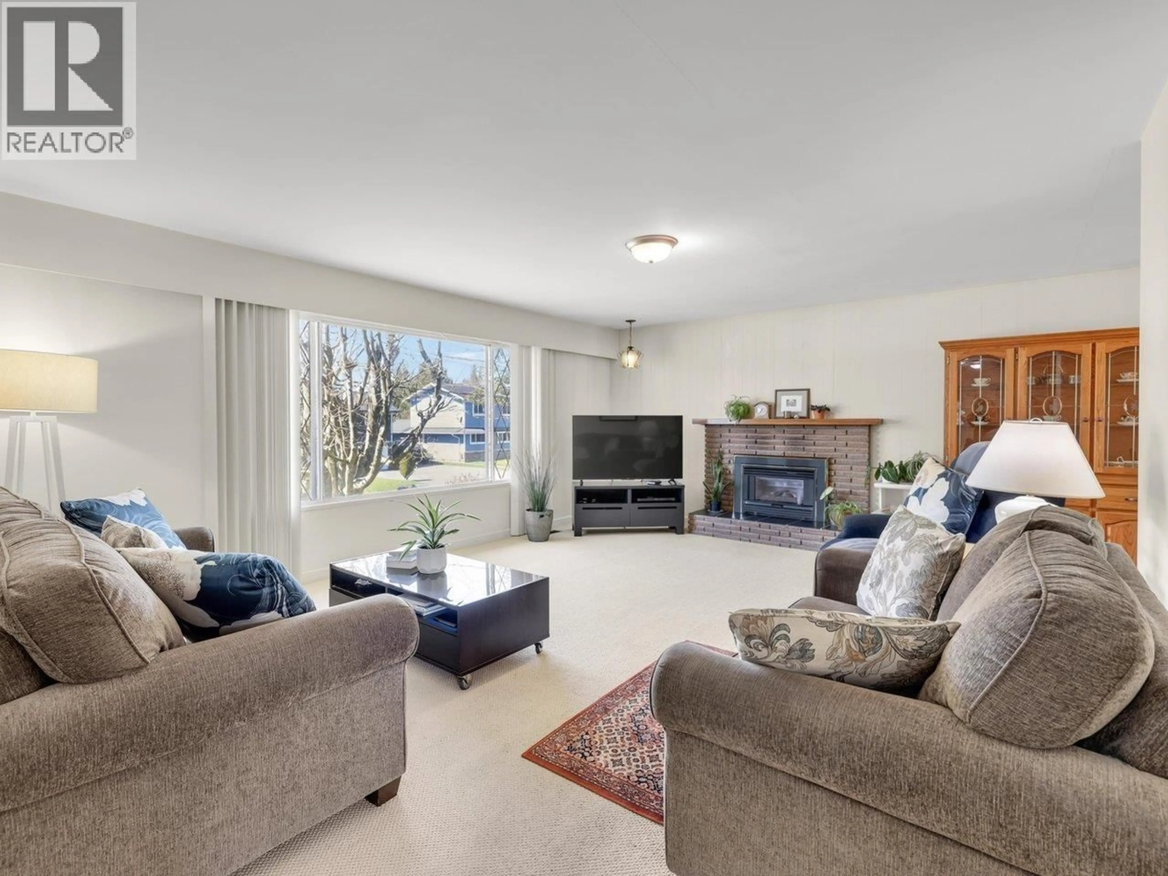 Living room with furniture, unknown for 5090 59 STREET, Ladner British Columbia V4K3J7