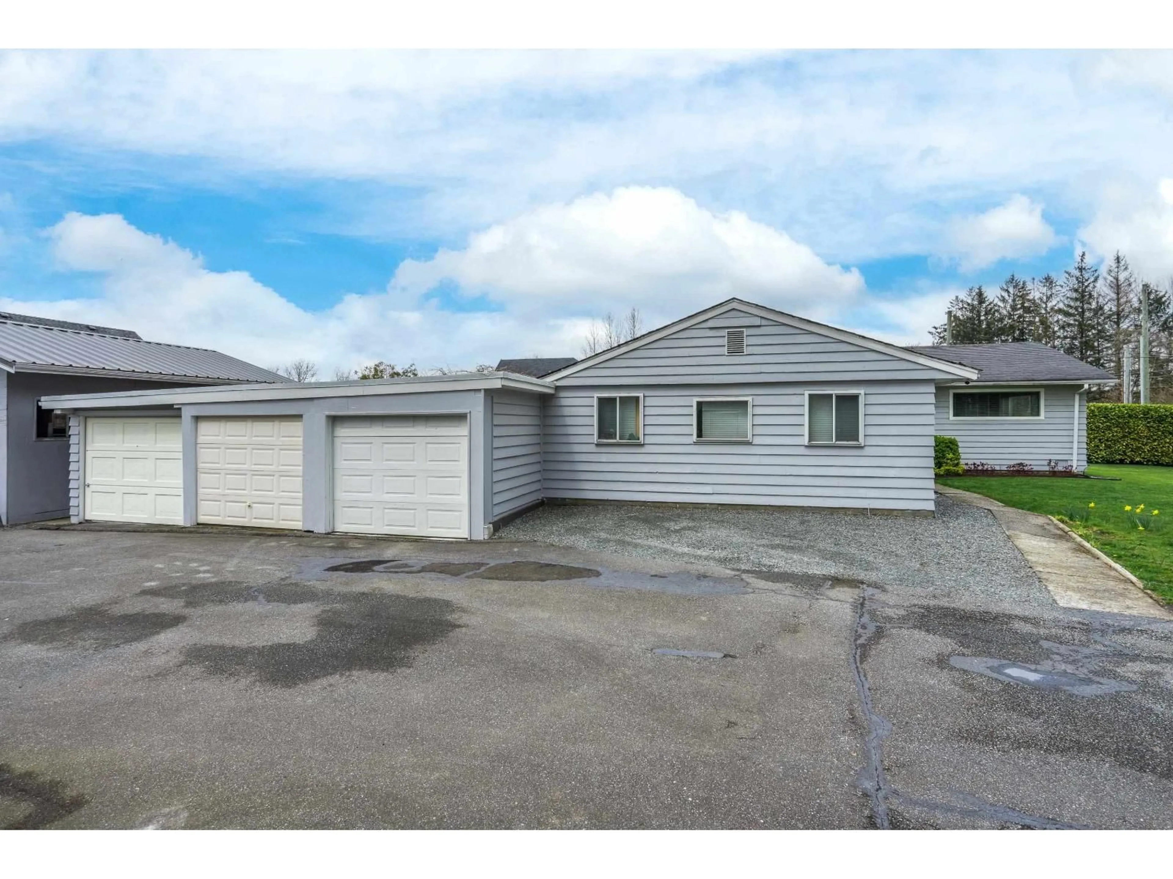 A pic from outside/outdoor area/front of a property/back of a property/a pic from drone, street for 1361 200 STREET, Langley British Columbia V2Z1W5