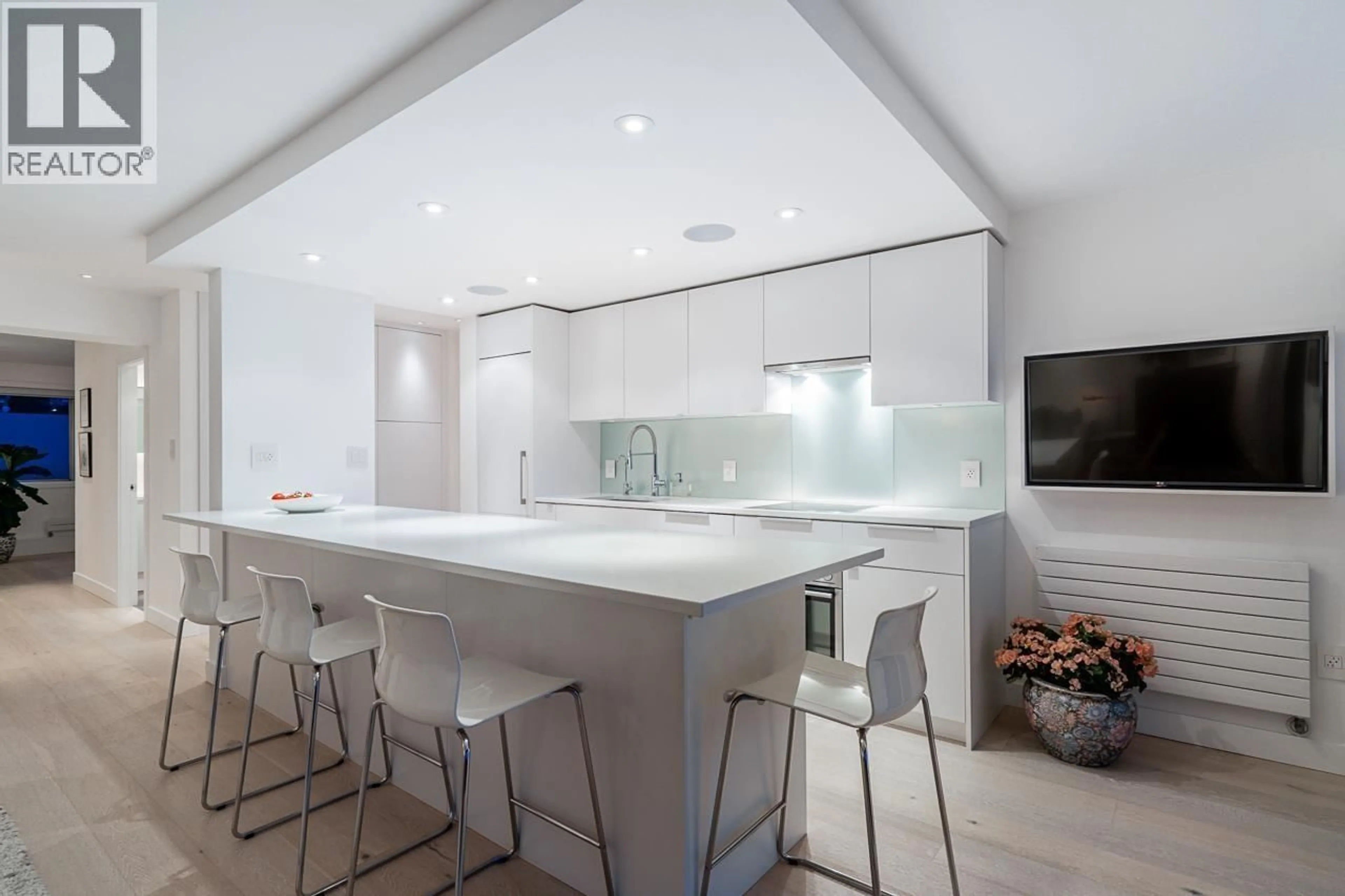 Contemporary kitchen, ceramic/tile floor for 807 - 150 24TH STREET, West Vancouver British Columbia V7V4G8