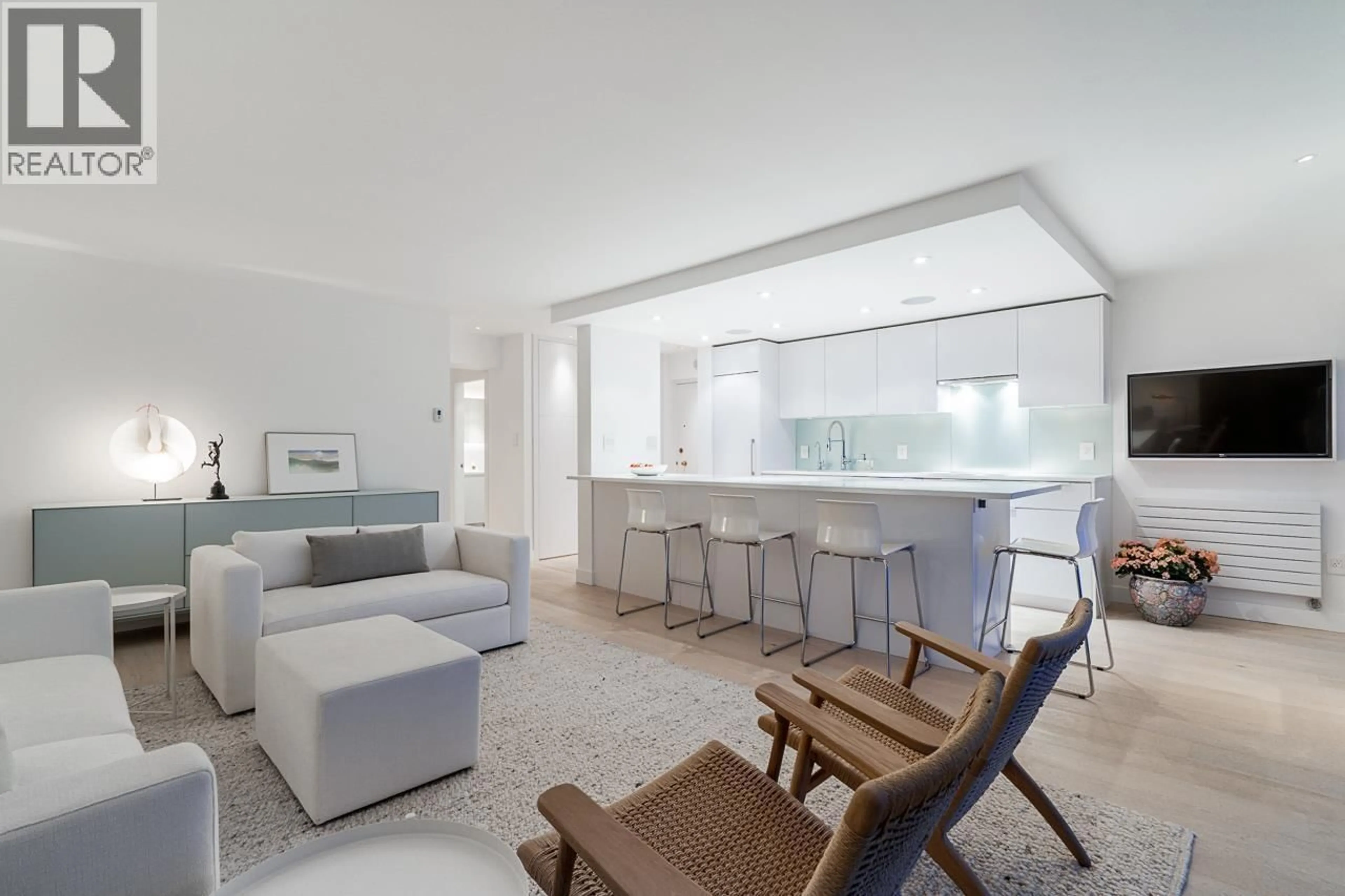 Living room with furniture, unknown for 807 - 150 24TH STREET, West Vancouver British Columbia V7V4G8