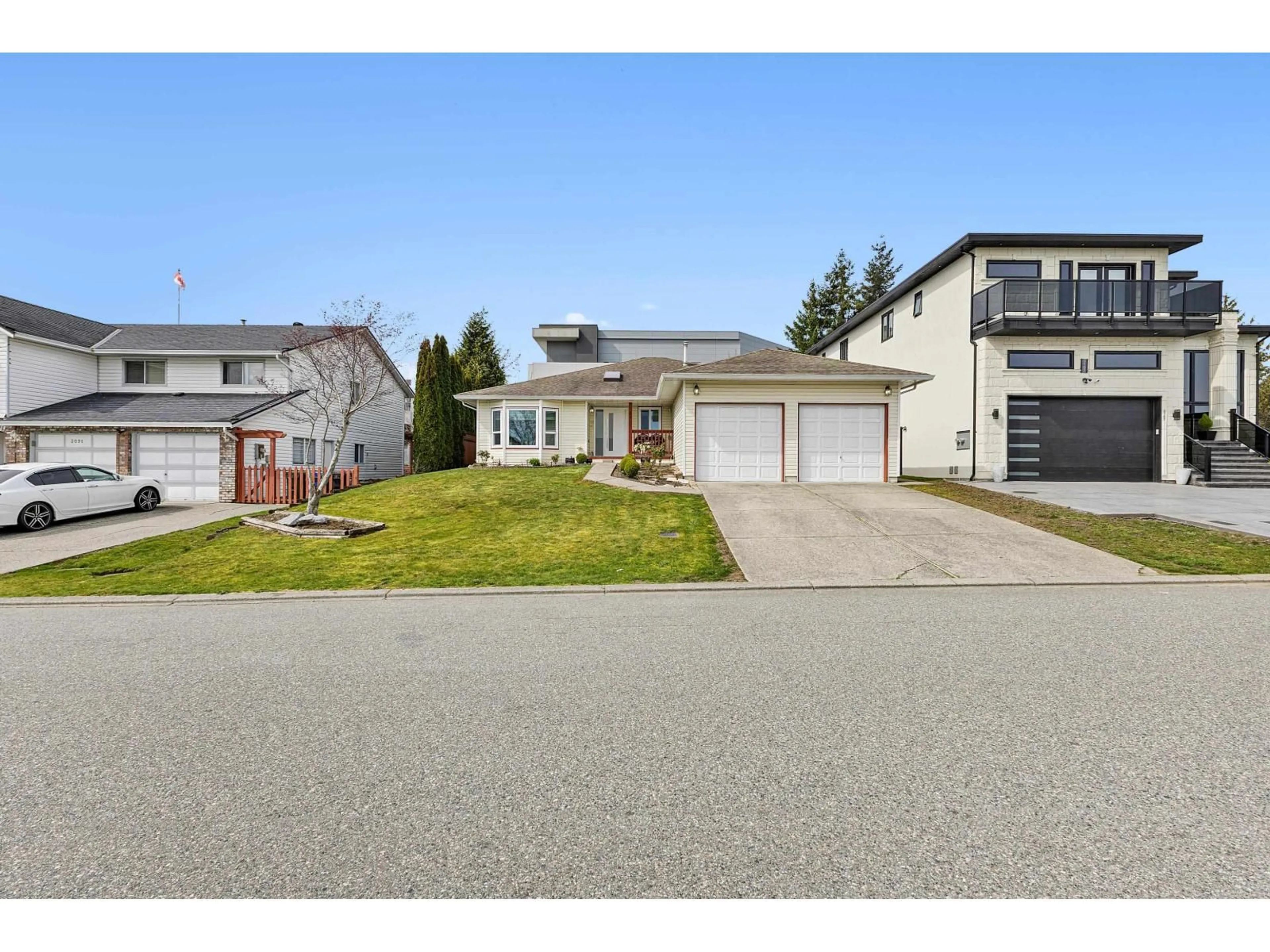 Home with vinyl exterior material, street for 3099 CURLEW DRIVE, Abbotsford British Columbia V2T5J3