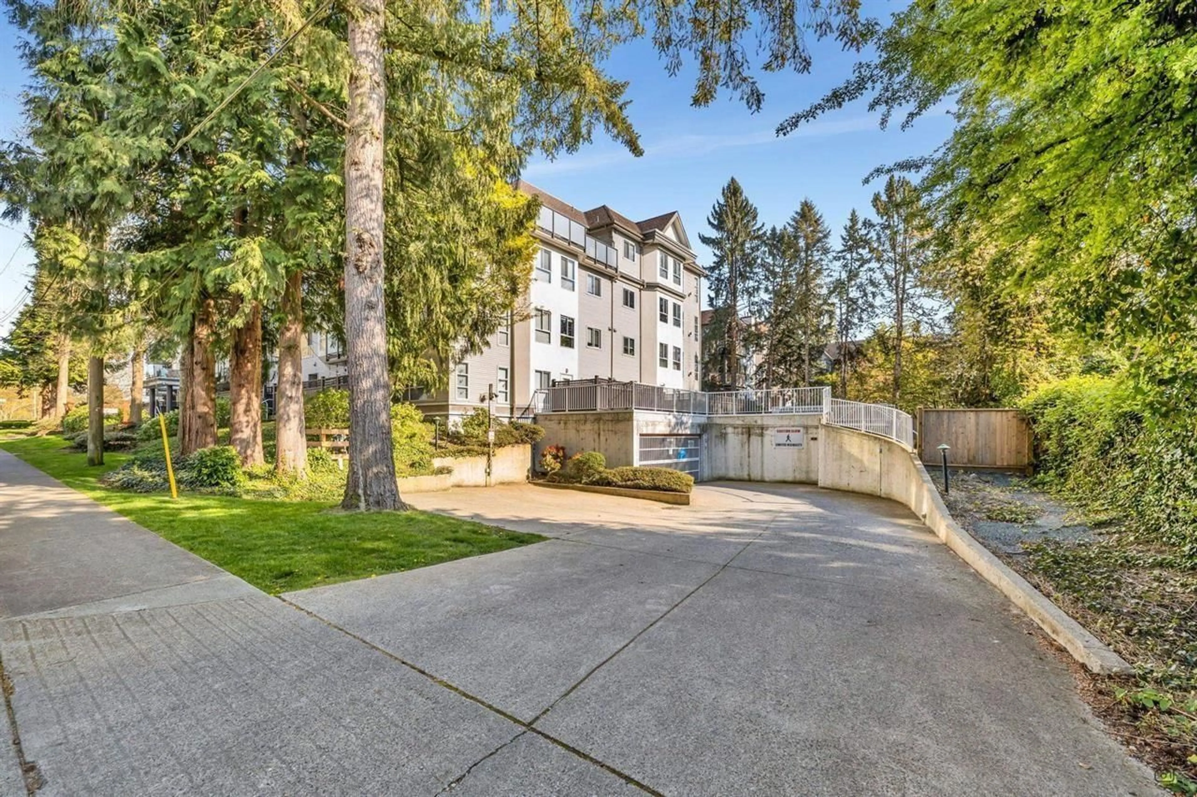 Patio, unknown for 404 - 20088 55A AVENUE, Langley British Columbia V3A4K9