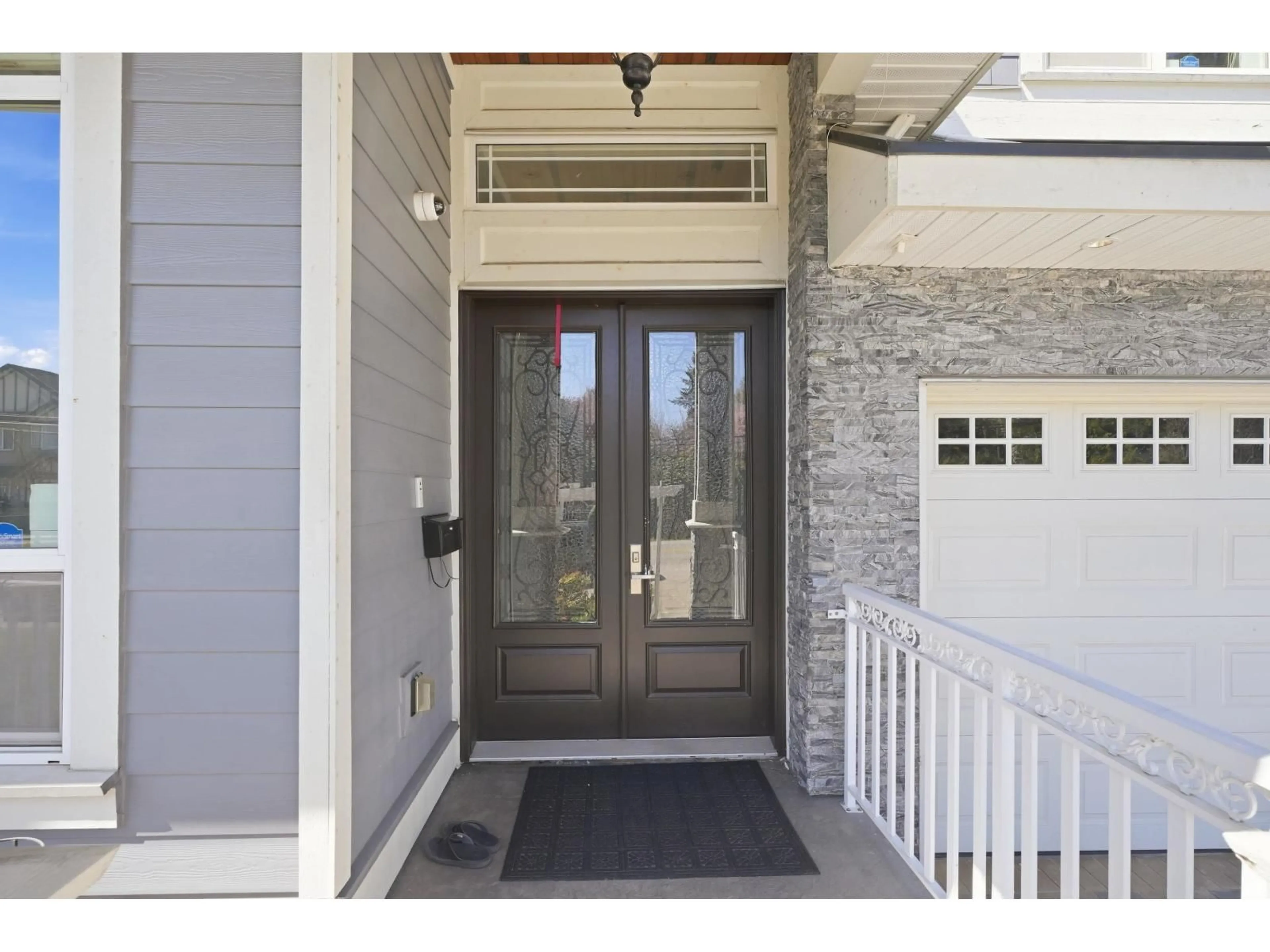 Indoor entryway for 6559 142 STREET, Surrey British Columbia V3W5M5