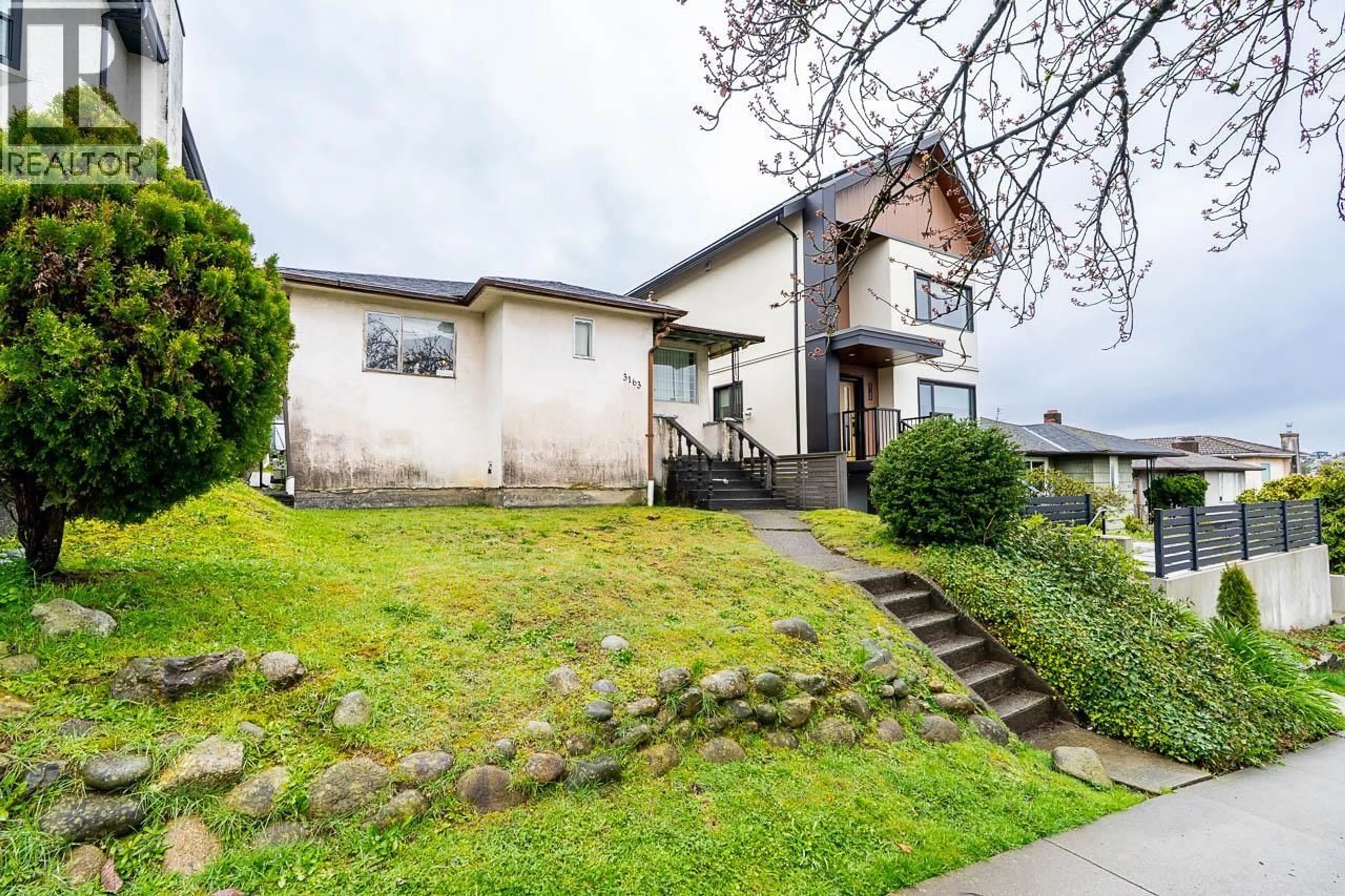 A pic from outside/outdoor area/front of a property/back of a property/a pic from drone, street for 3163 RUPERT STREET, Vancouver British Columbia V5M3V2