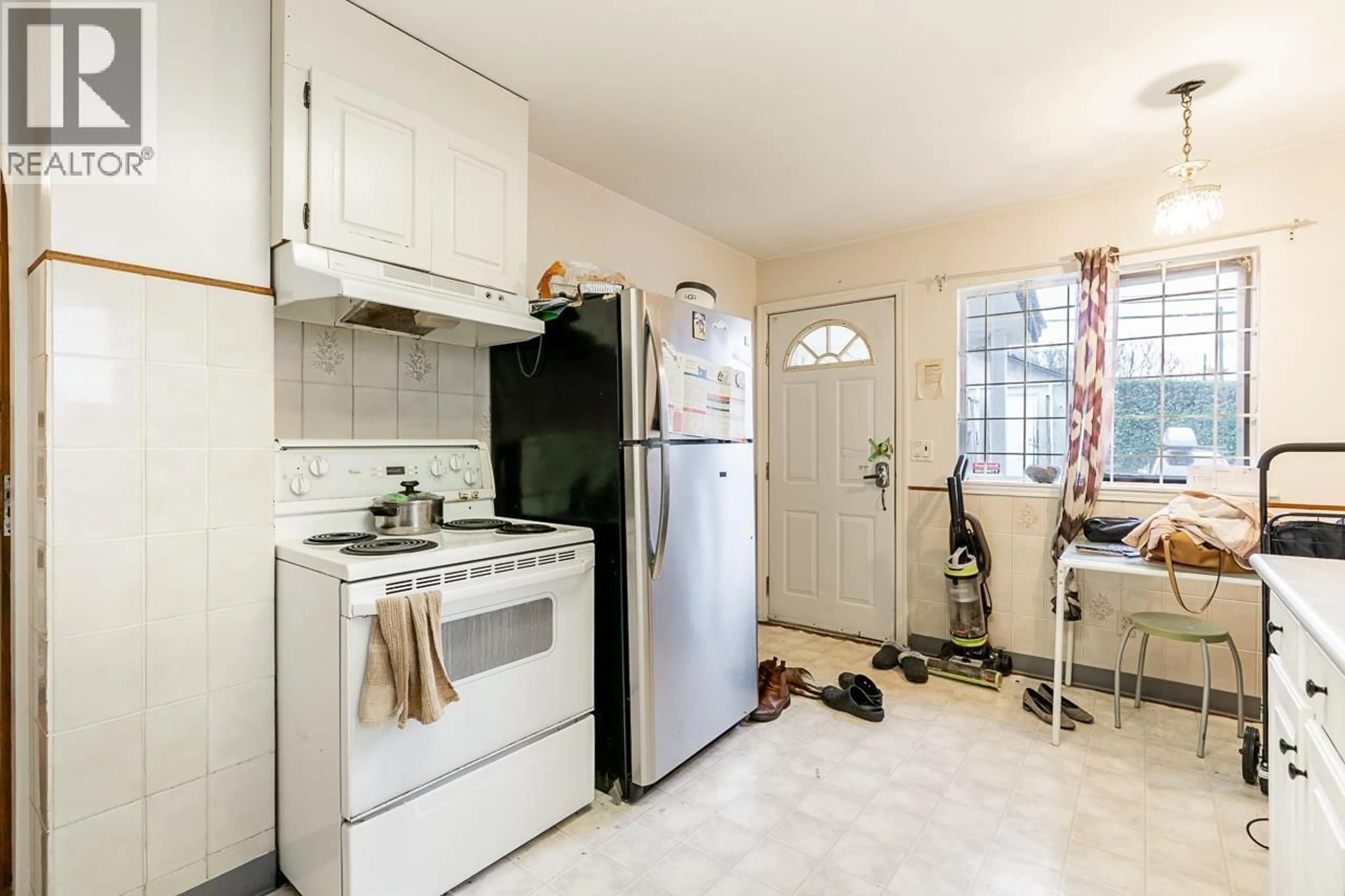 Standard kitchen, ceramic/tile floor for 3163 RUPERT STREET, Vancouver British Columbia V5M3V2