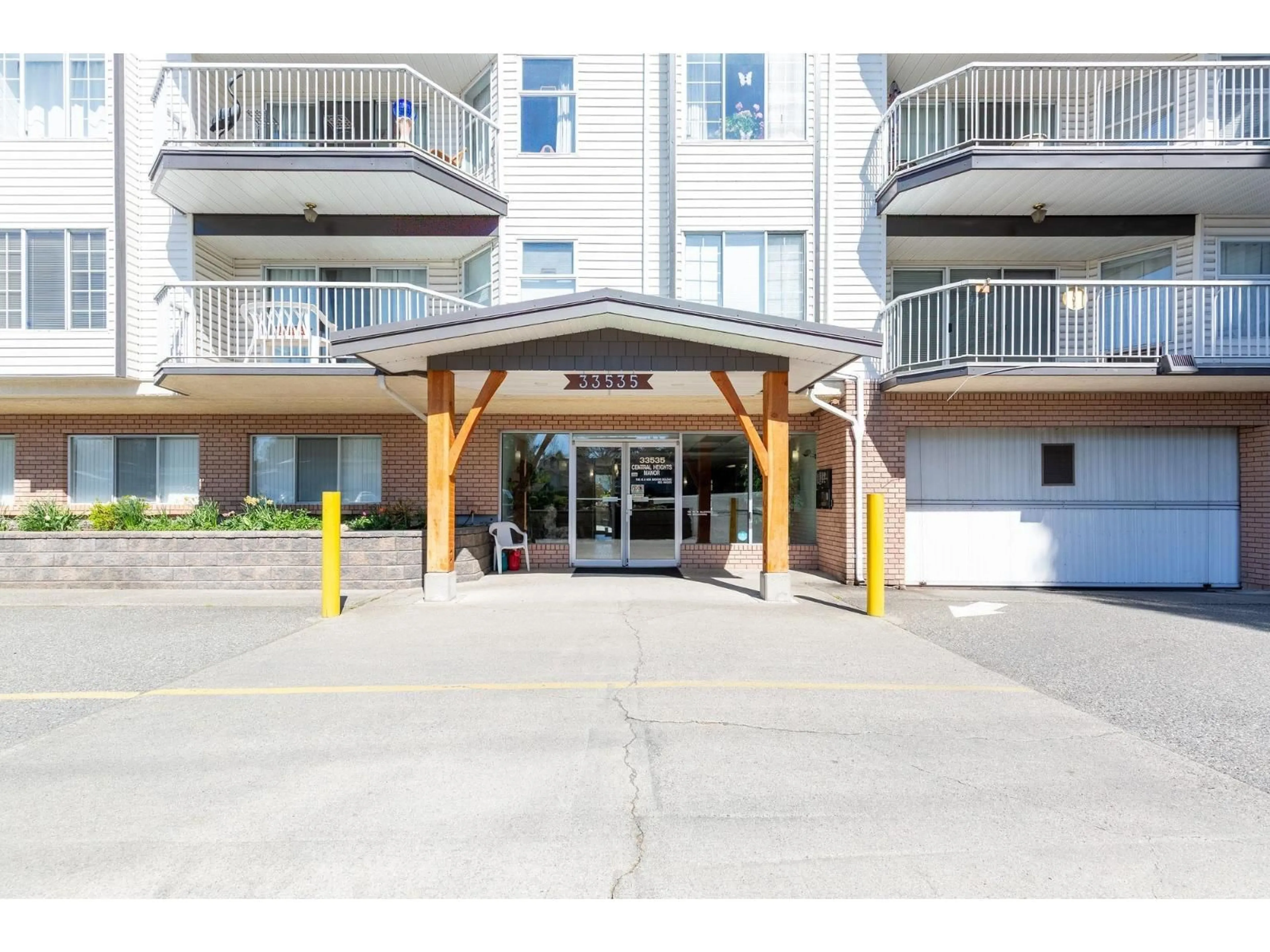 Indoor foyer for 104 - 33535 KING ROAD, Abbotsford British Columbia V2S6Z5