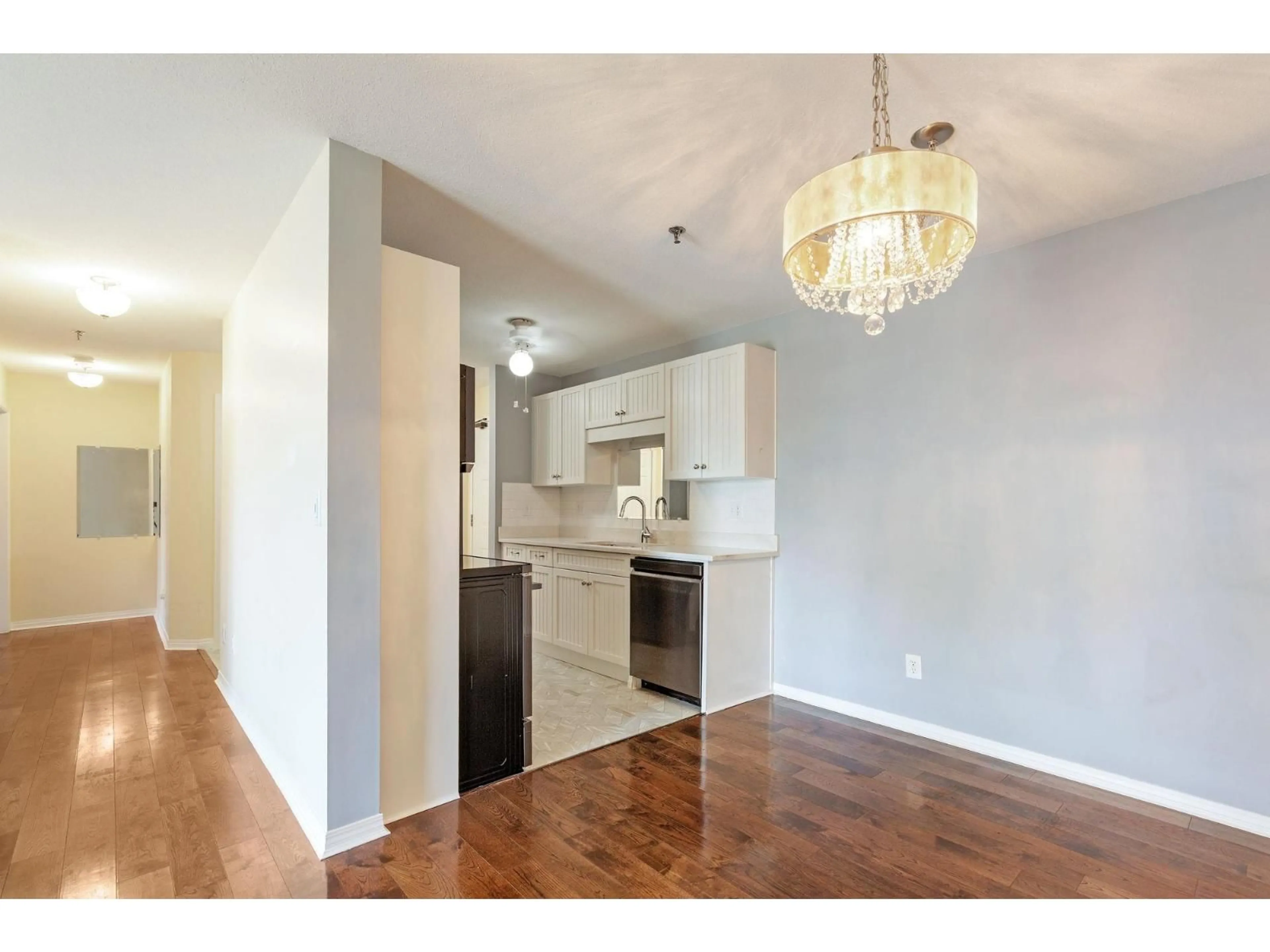 Open concept kitchen, wood/laminate floor for 104 - 33535 KING ROAD, Abbotsford British Columbia V2S6Z5