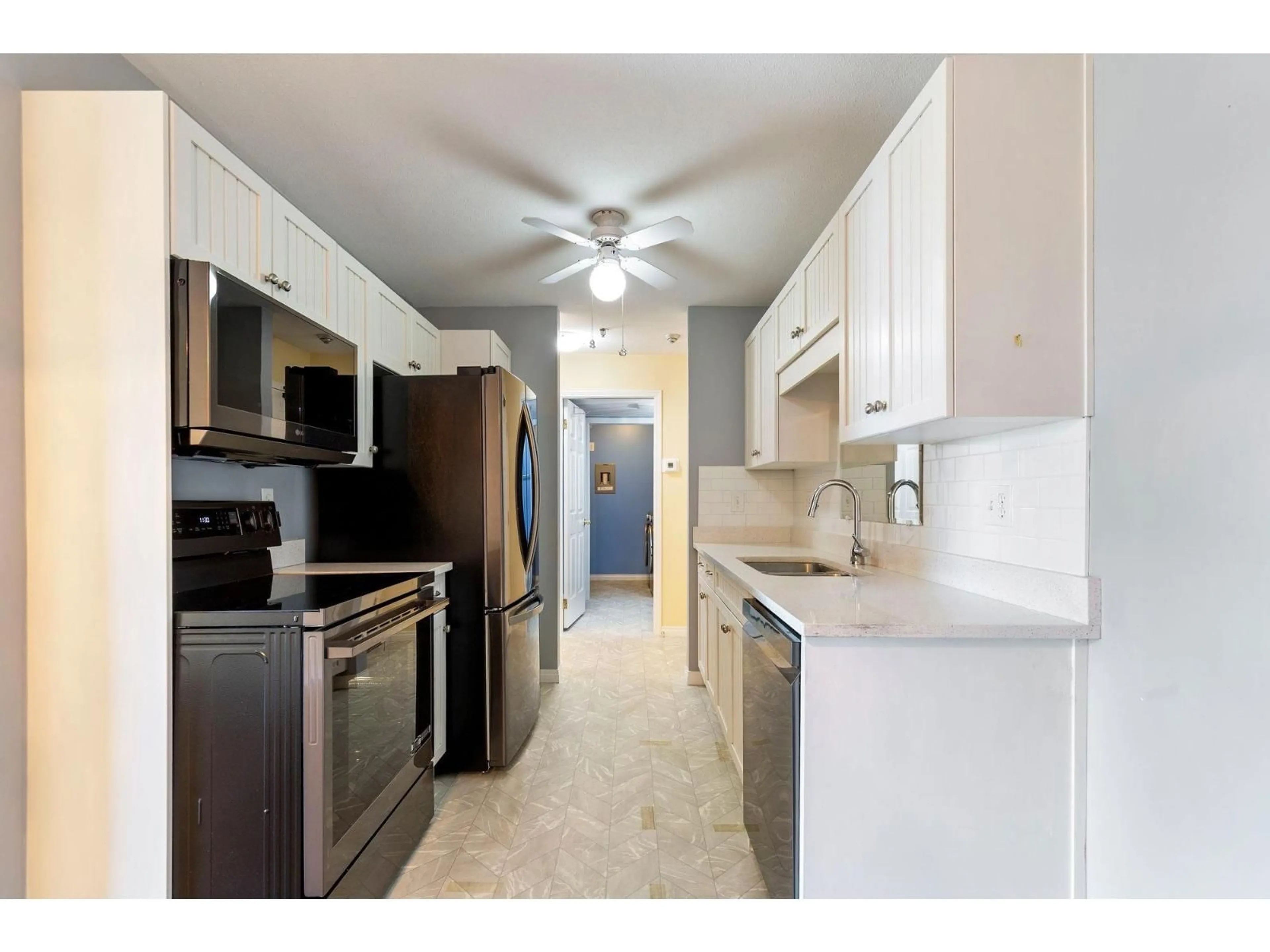Standard kitchen, ceramic/tile floor for 104 - 33535 KING ROAD, Abbotsford British Columbia V2S6Z5