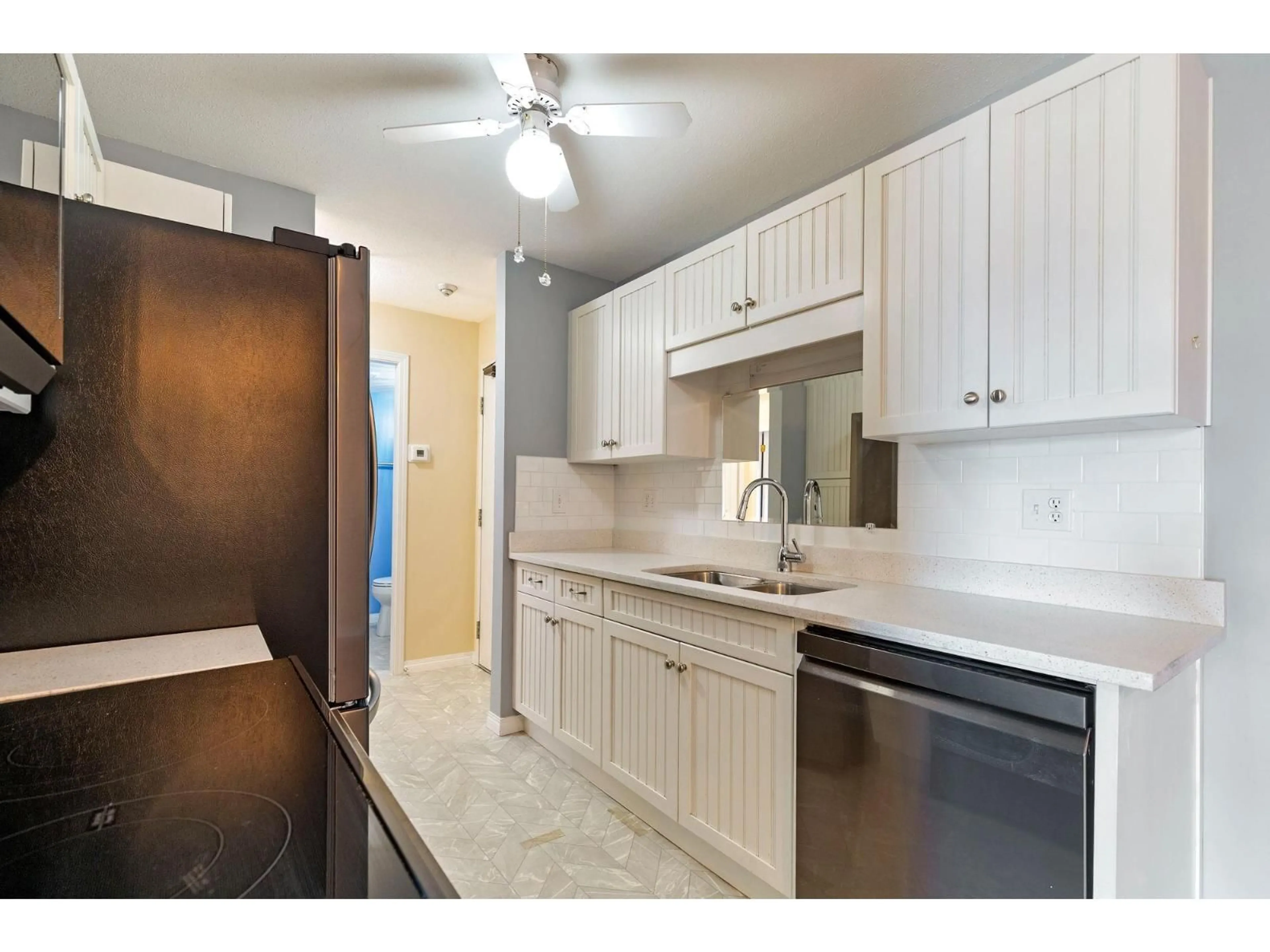 Standard kitchen, ceramic/tile floor for 104 - 33535 KING ROAD, Abbotsford British Columbia V2S6Z5