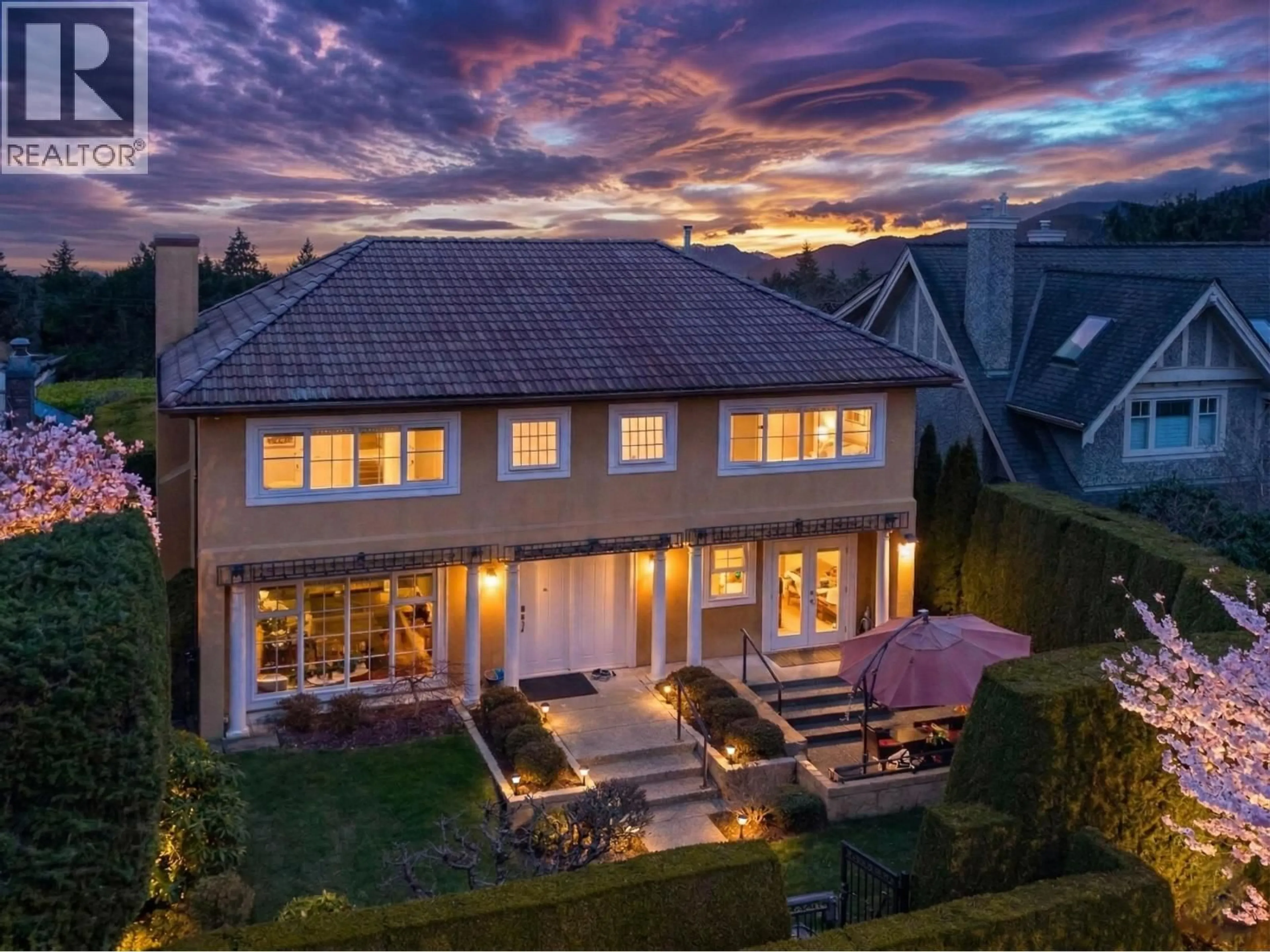 A pic from outside/outdoor area/front of a property/back of a property/a pic from drone, unknown for 4049 27TH AVENUE, Vancouver British Columbia V6S1R6