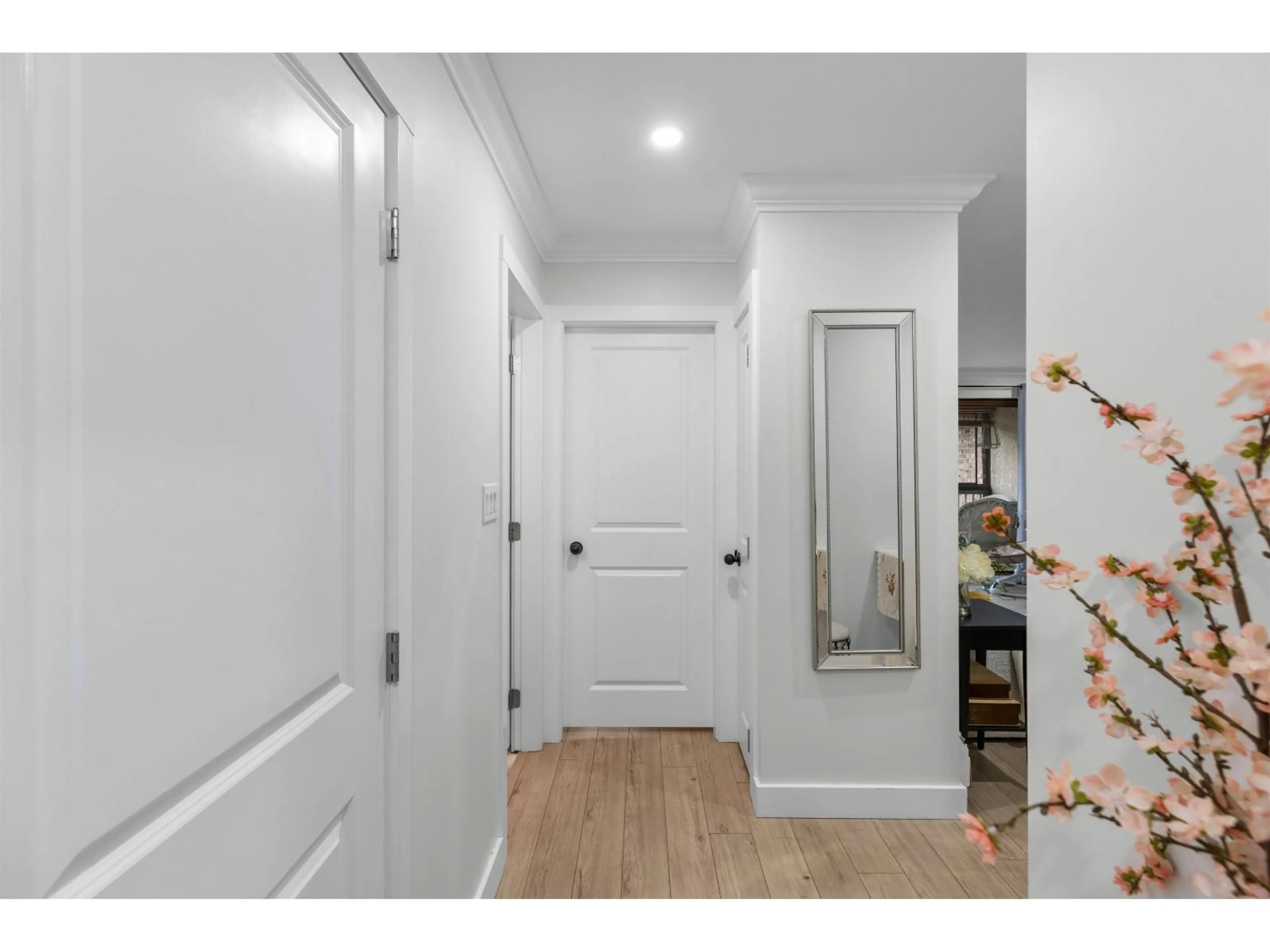 Indoor entryway for 204 - 32175 OLD YALE ROAD, Abbotsford British Columbia V2T2C8