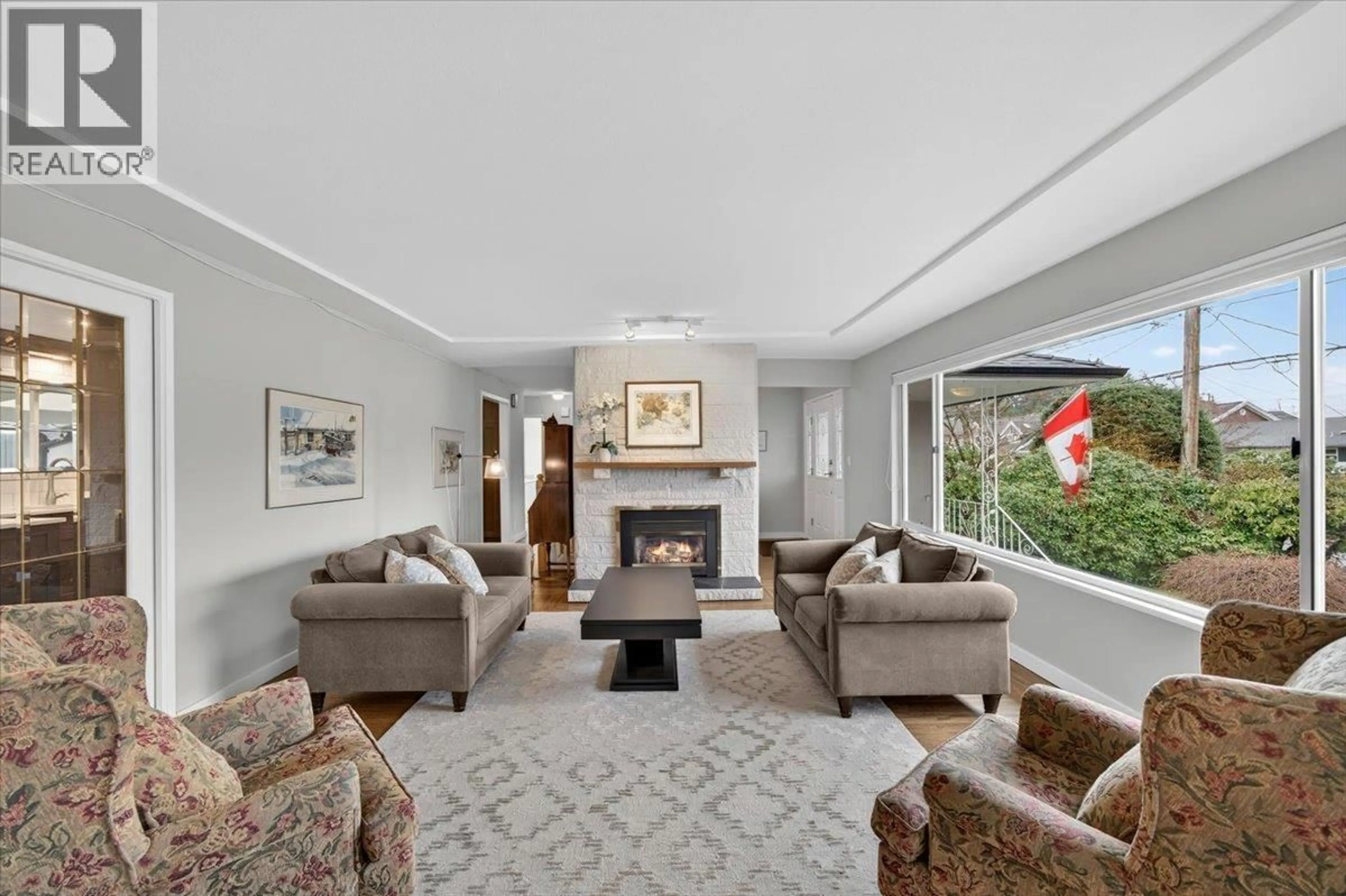 Living room with furniture, unknown for 812 GROVER AVENUE, Coquitlam British Columbia V3J3C8