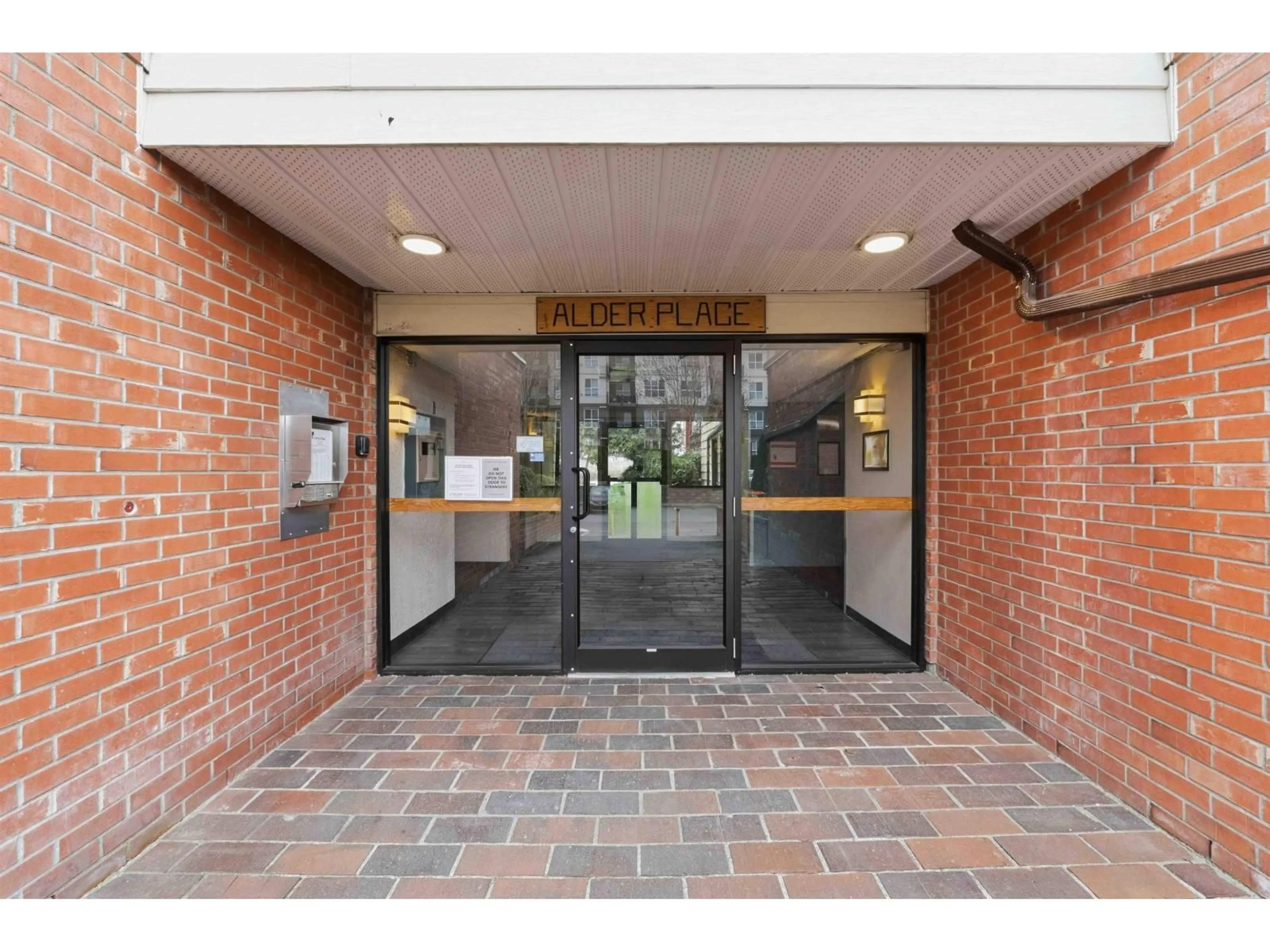 Indoor foyer for 108 - 1909 SALTON ROAD, Abbotsford British Columbia V2S5B6