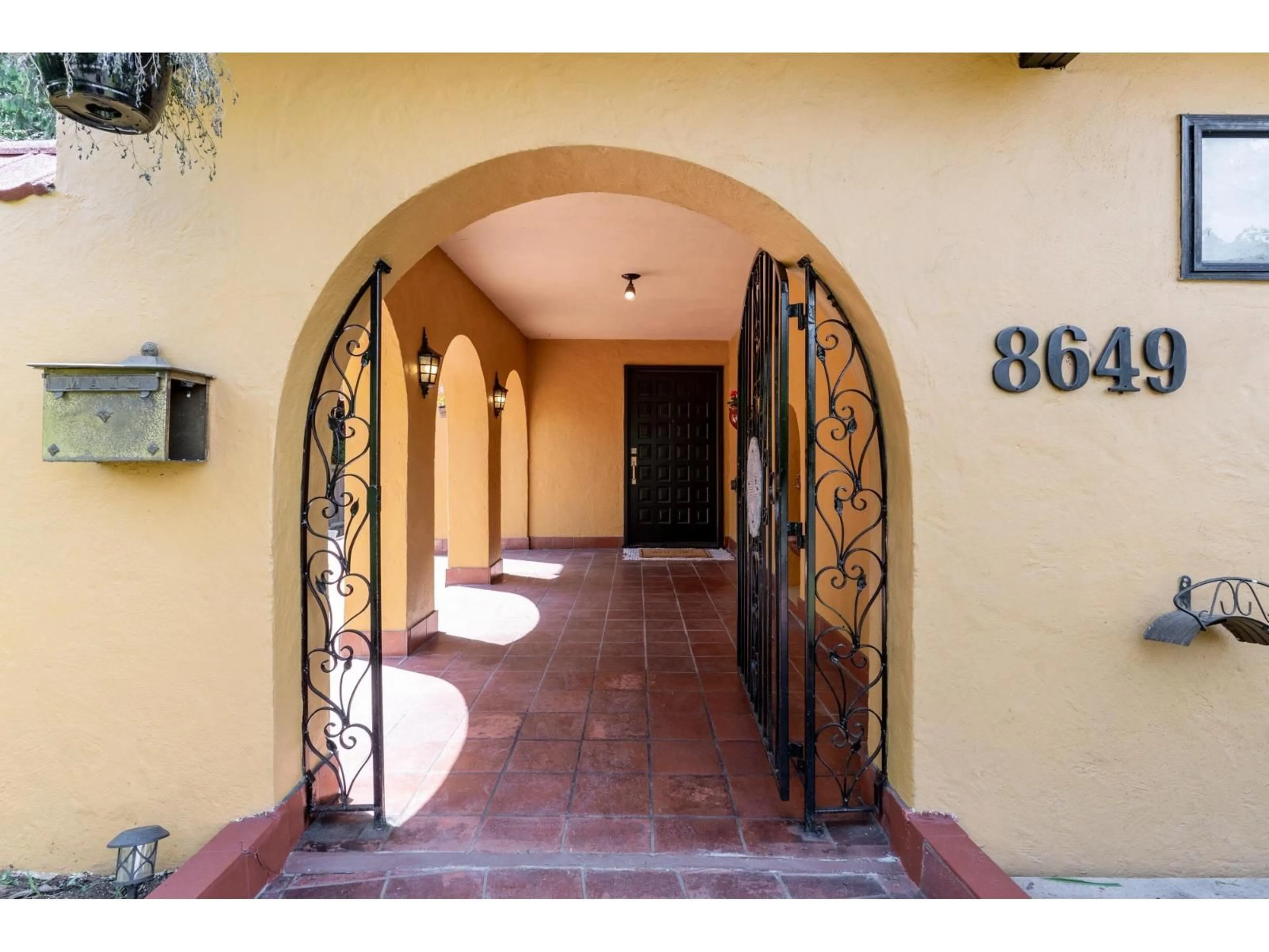 Indoor foyer for 8649 SUNBURY PLACE, Delta British Columbia V4C3Y9