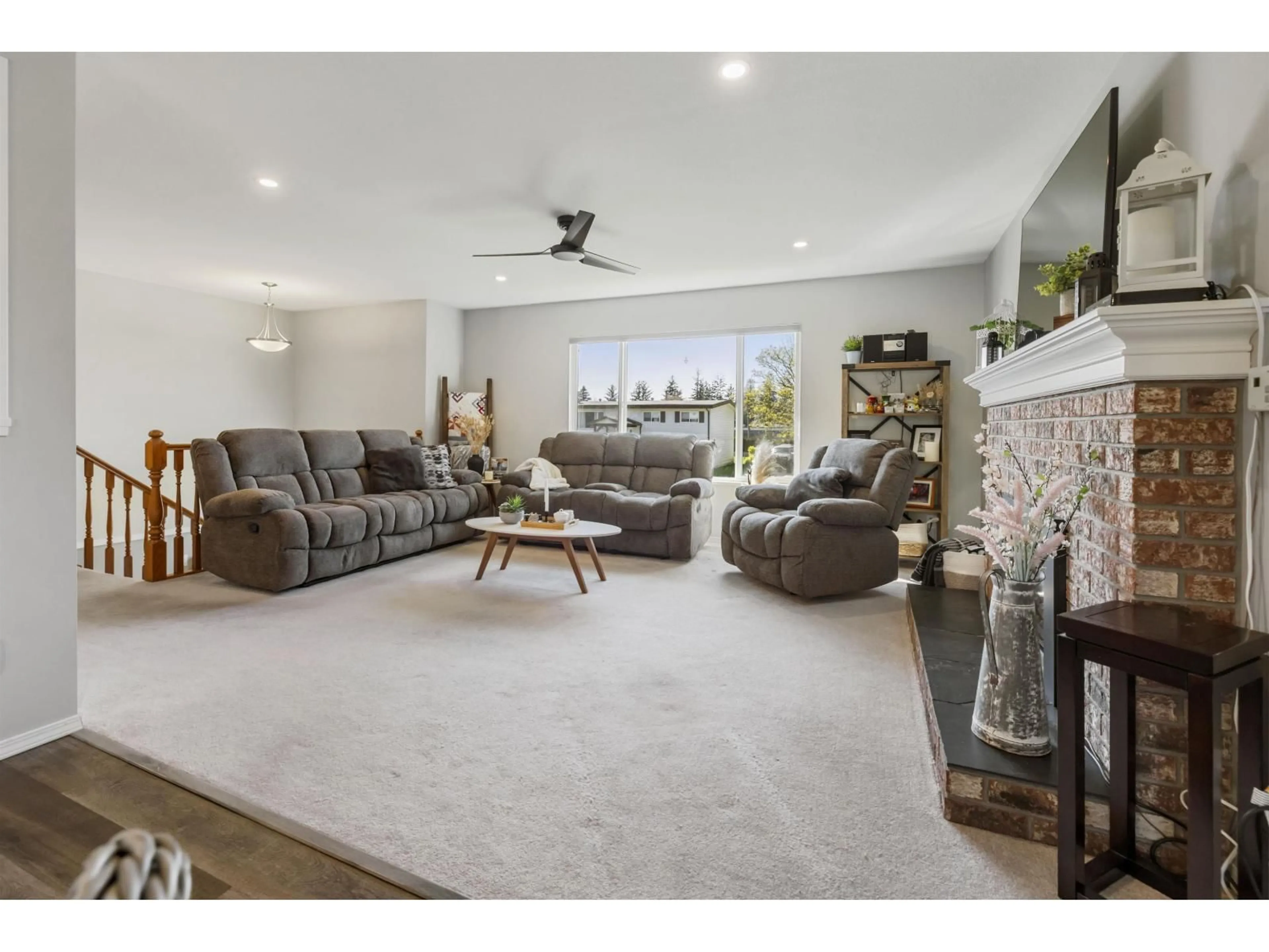 Living room with furniture, unknown for 6982 SHEFFIELD WAY, Chilliwack British Columbia V2R3T2