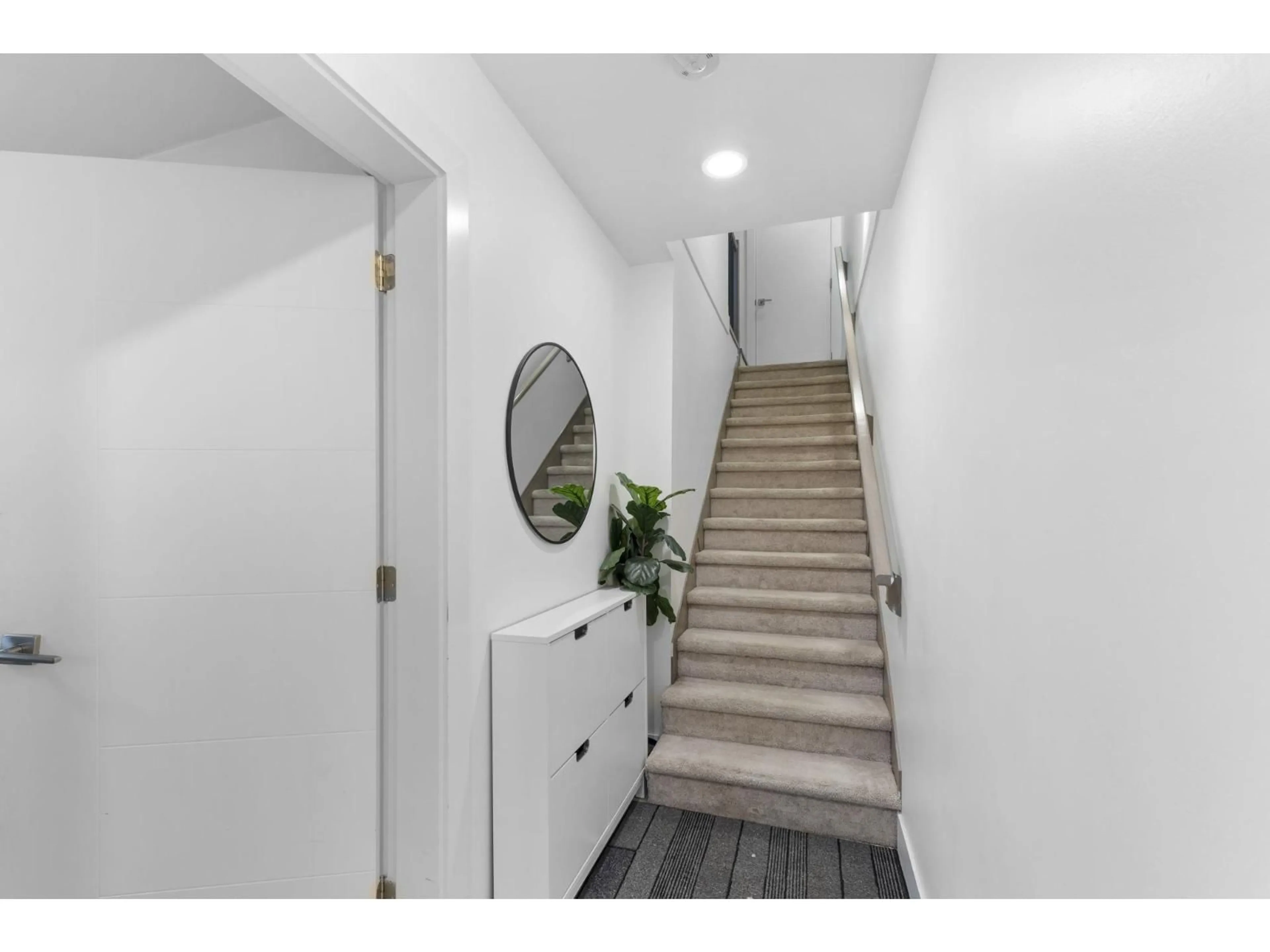 Indoor entryway for 14 - 19670 55A AVENUE, Langley British Columbia V3A0M1