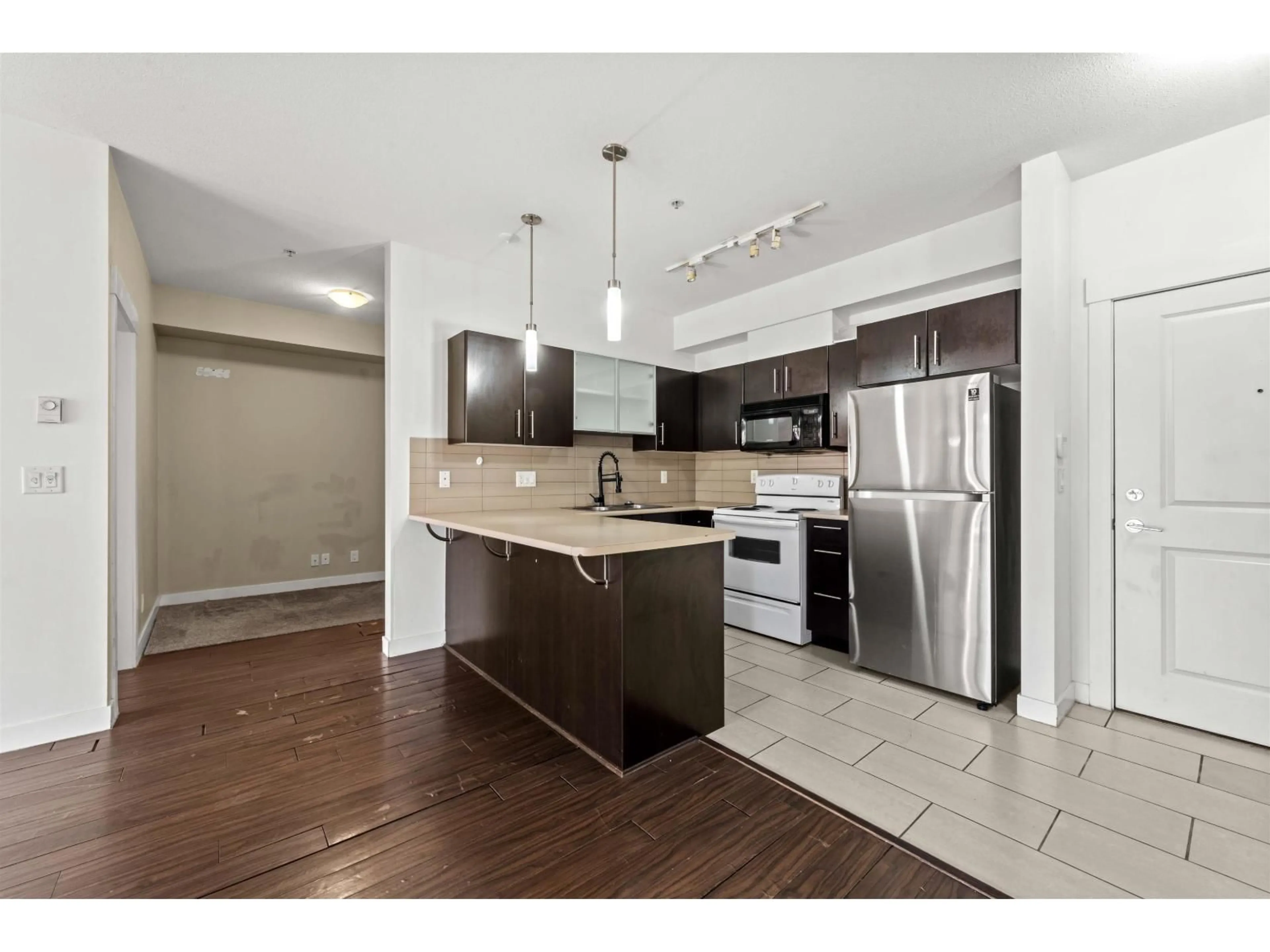 Open concept kitchen, unknown for 111 - 33545 RAINBOW AVENUE, Abbotsford British Columbia V2S1Z6