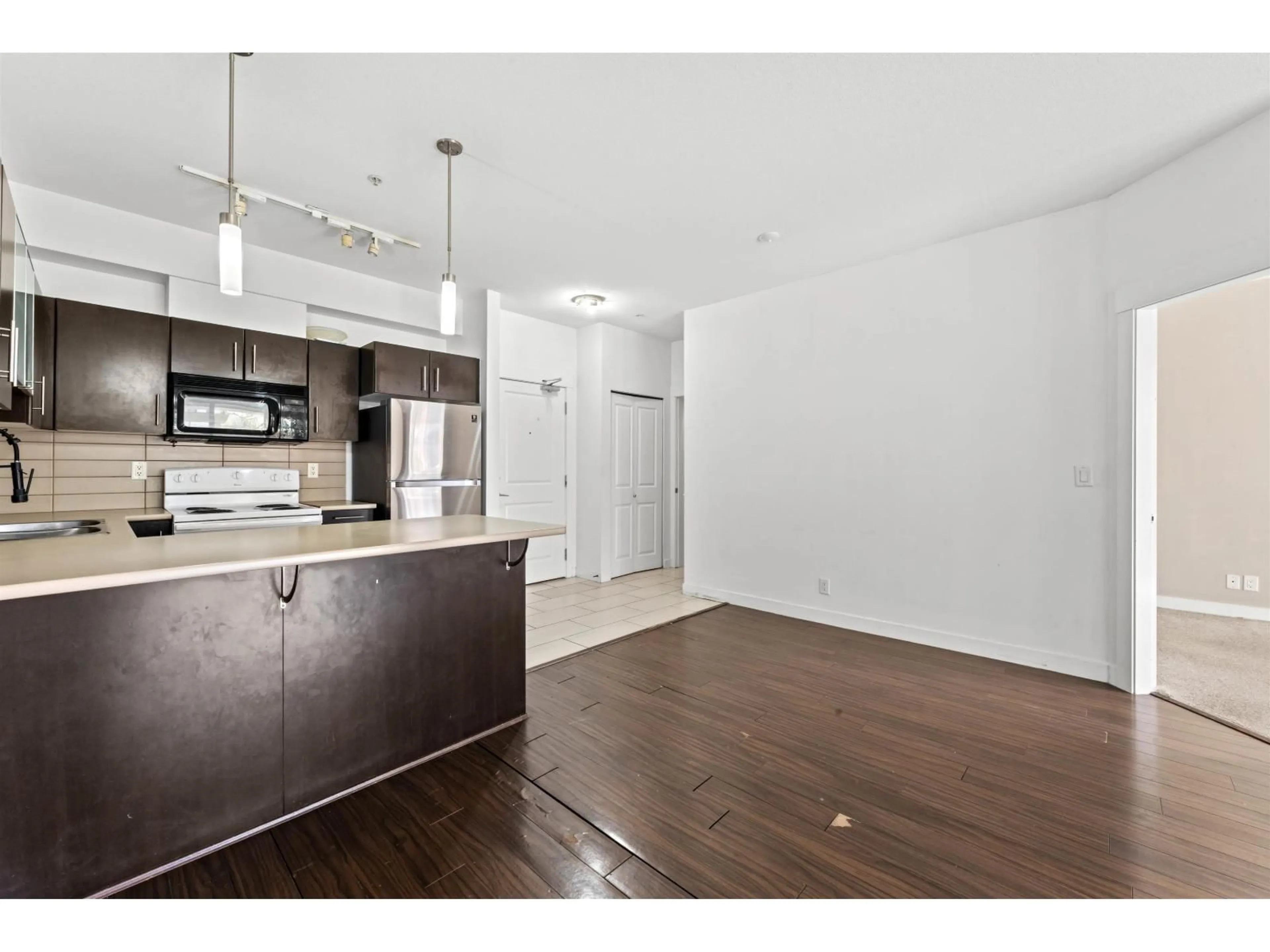 Open concept kitchen, unknown for 111 - 33545 RAINBOW AVENUE, Abbotsford British Columbia V2S1Z6