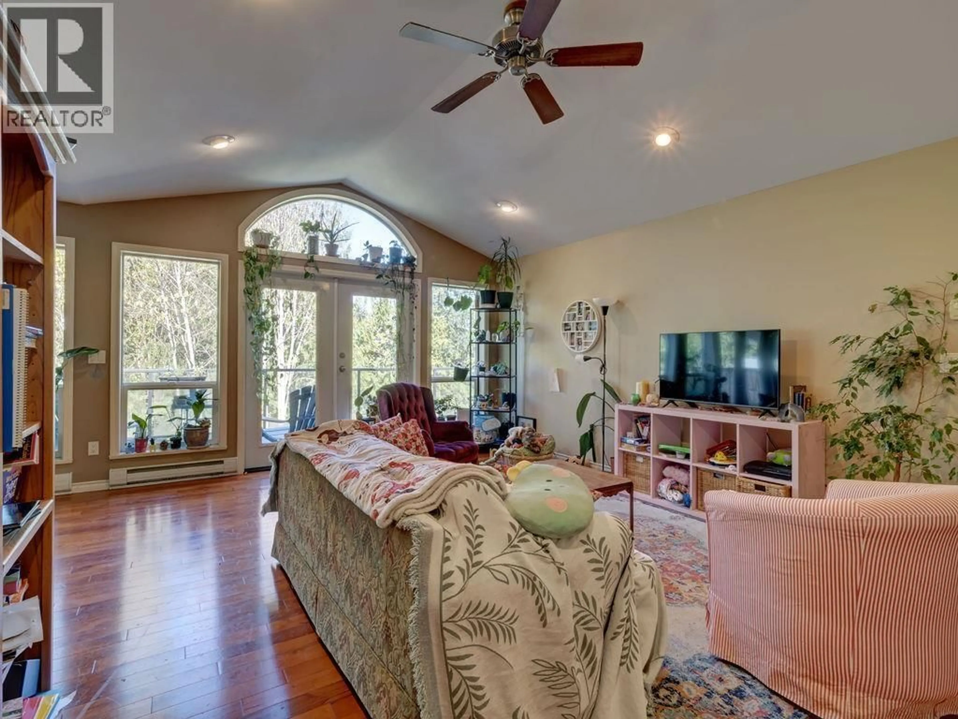 Living room with furniture, wood/laminate floor for 5886 SANDY HOOK ROAD, Sechelt British Columbia V7Z0P4