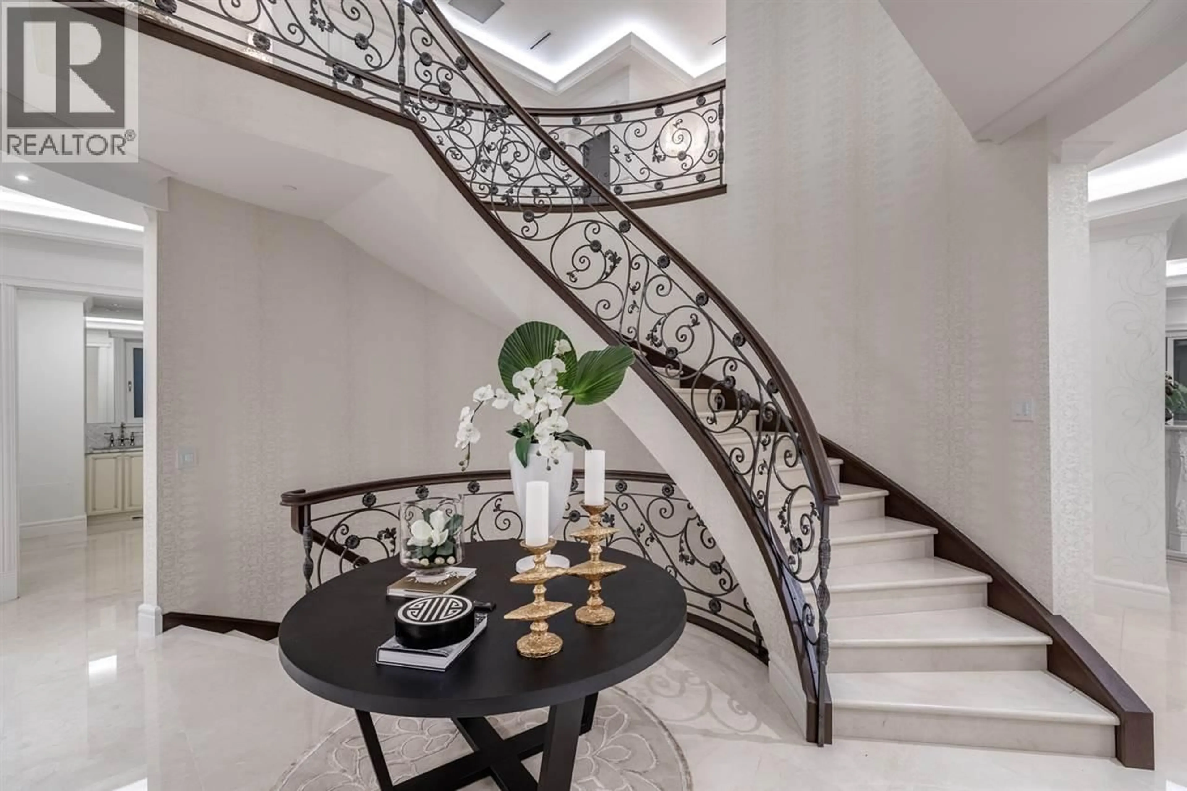 Stairs for 795 ANDOVER CRESCENT, West Vancouver British Columbia V7S1Y5