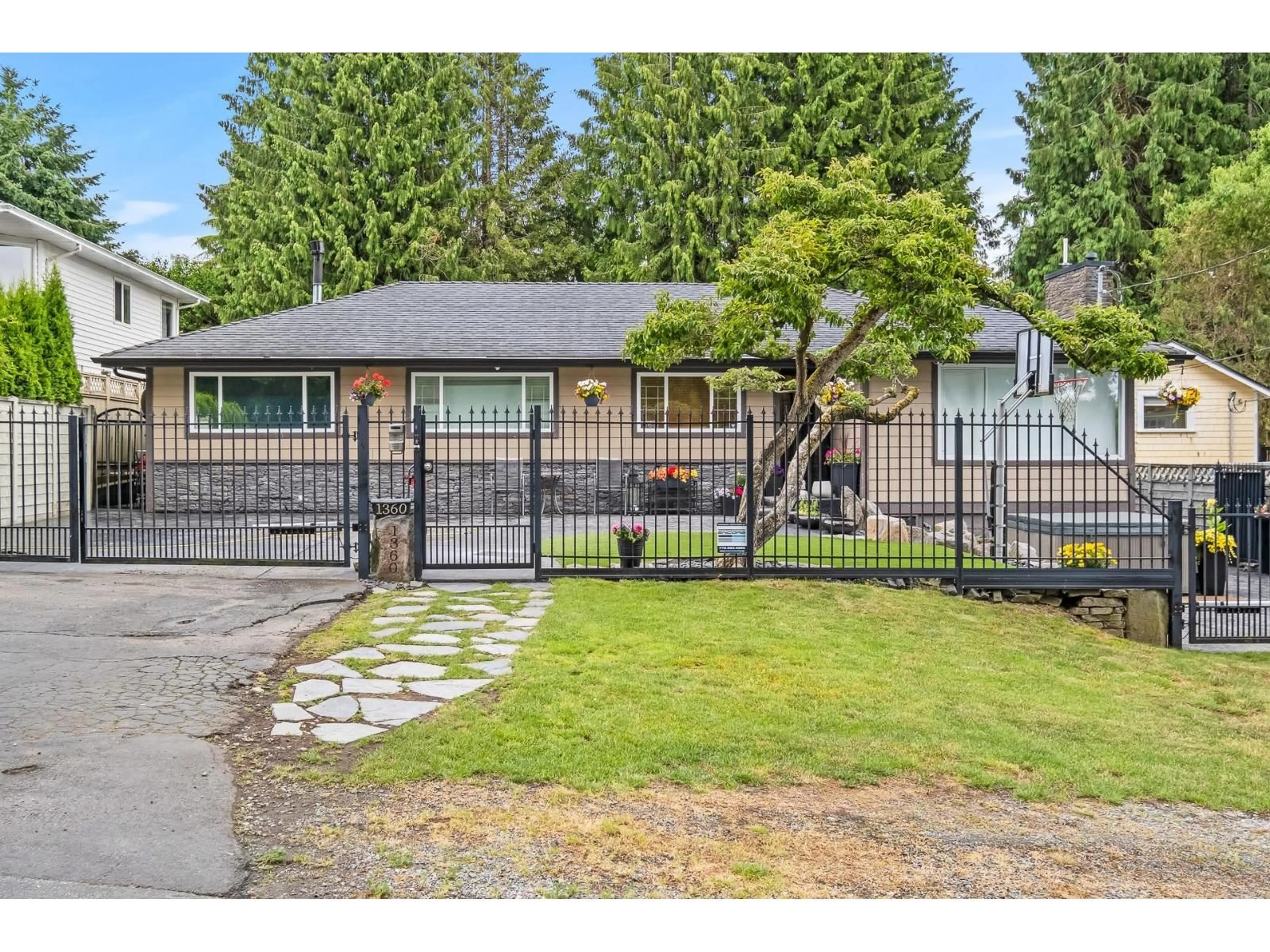 A pic from outside/outdoor area/front of a property/back of a property/a pic from drone, street for 1360 EVERALL STREET, White Rock British Columbia V4B3S6