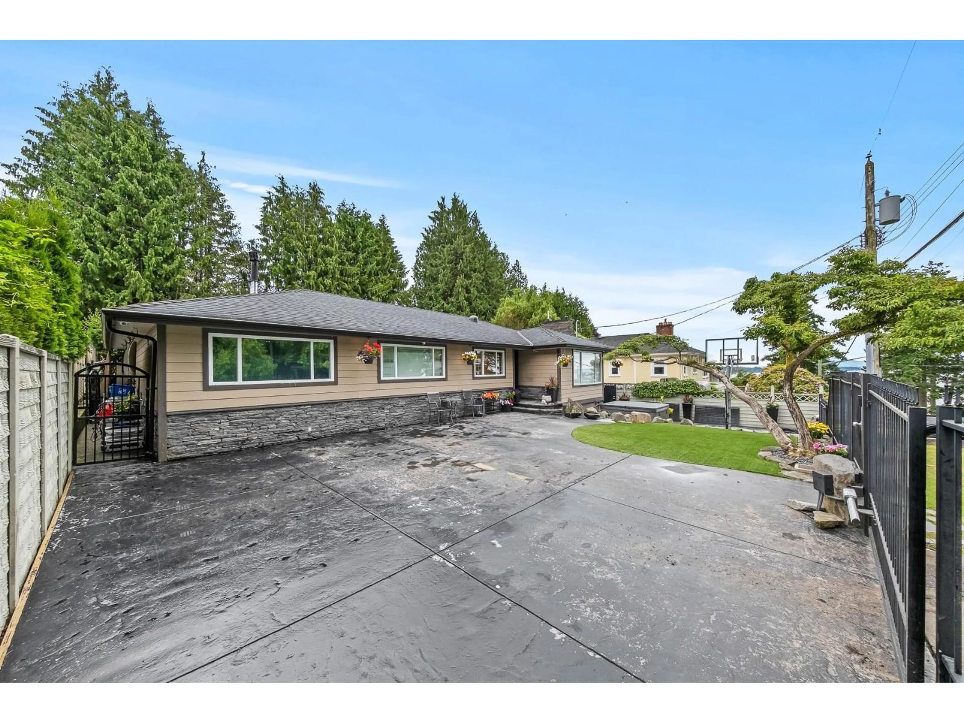 A pic from outside/outdoor area/front of a property/back of a property/a pic from drone, street for 1360 EVERALL STREET, White Rock British Columbia V4B3S6