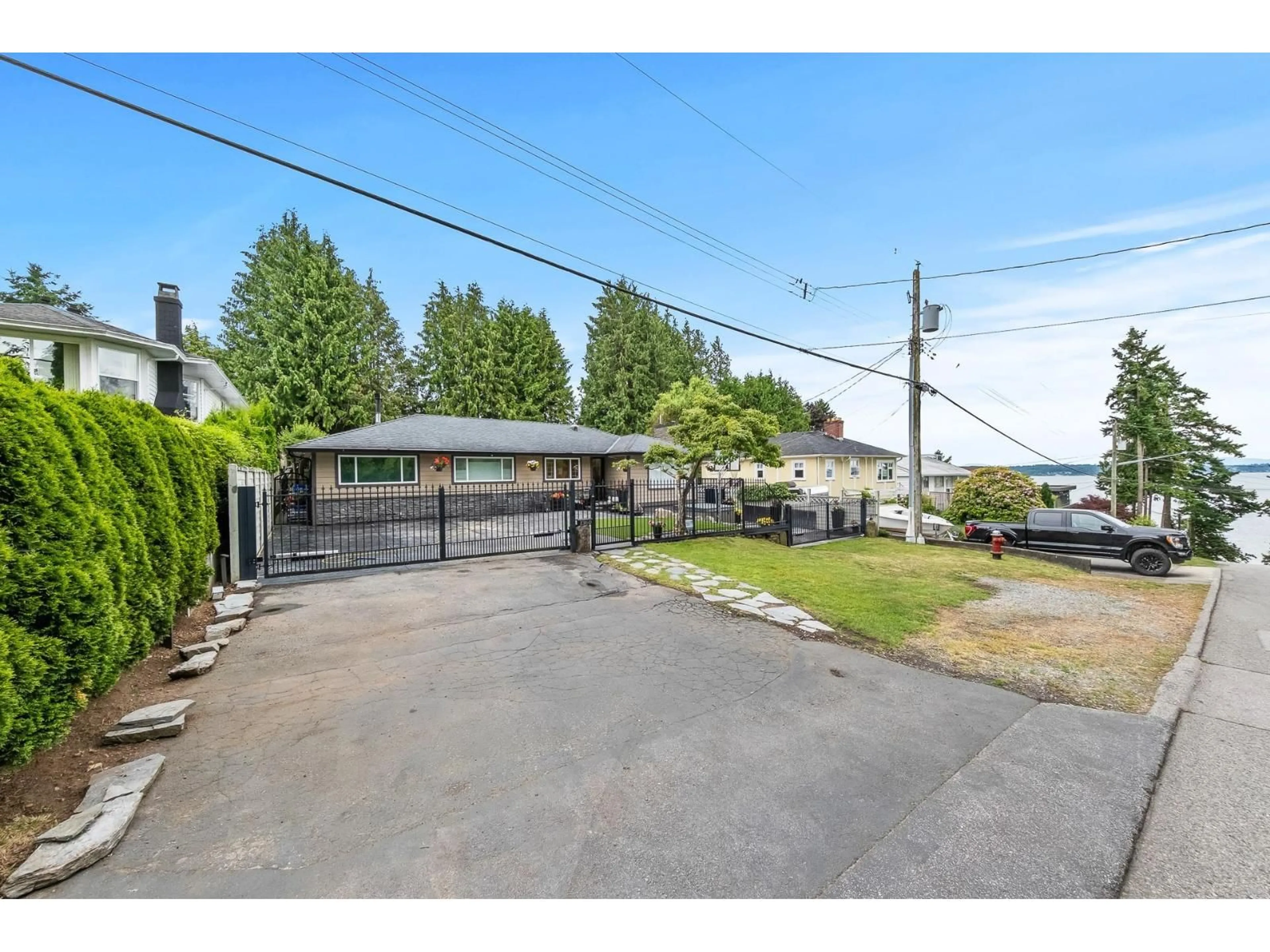 A pic from outside/outdoor area/front of a property/back of a property/a pic from drone, unknown for 1360 EVERALL STREET, White Rock British Columbia V4B3S6