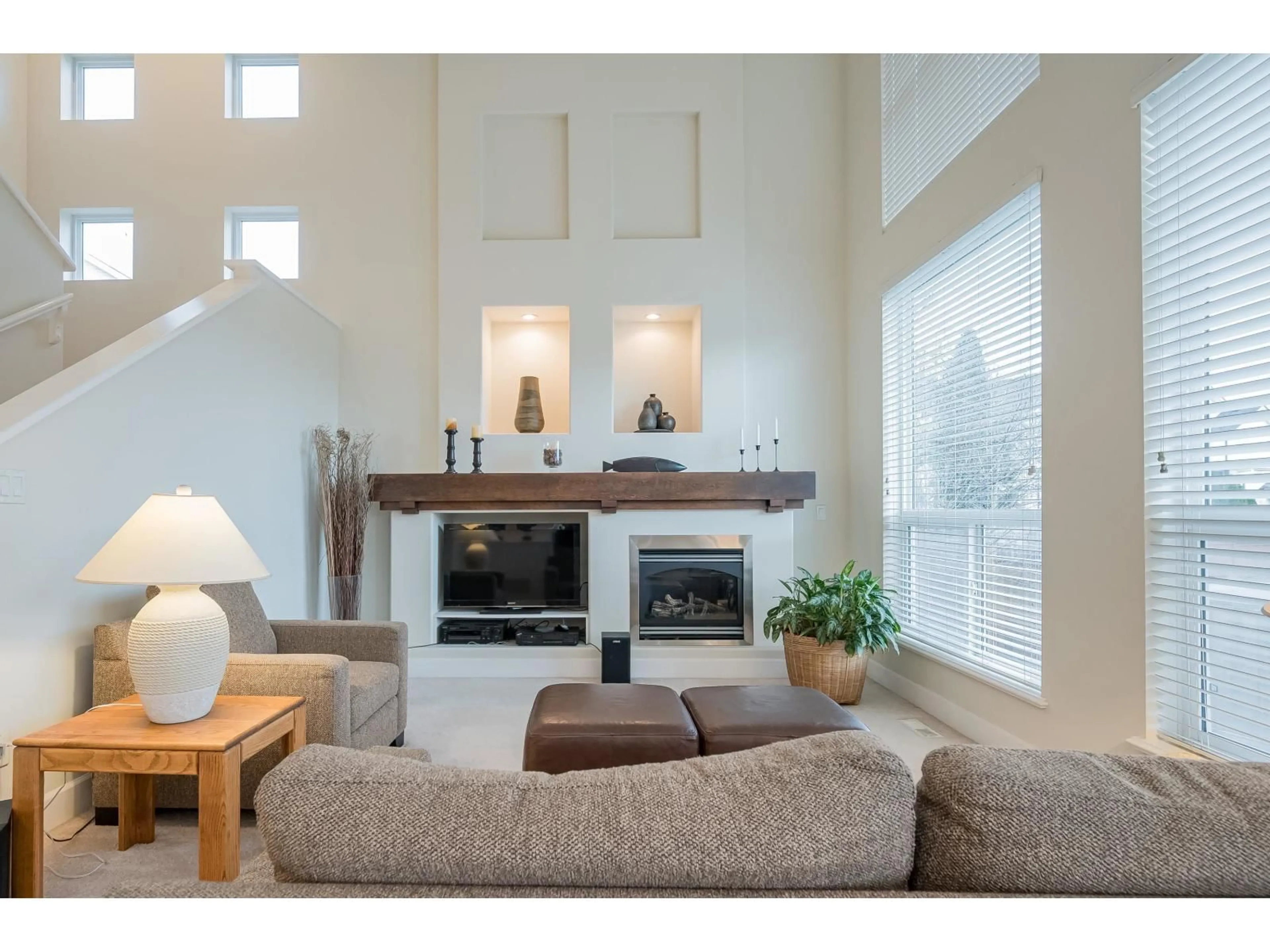 Living room with furniture, unknown for 20484 67A AVENUE, Langley British Columbia V2Y3C9