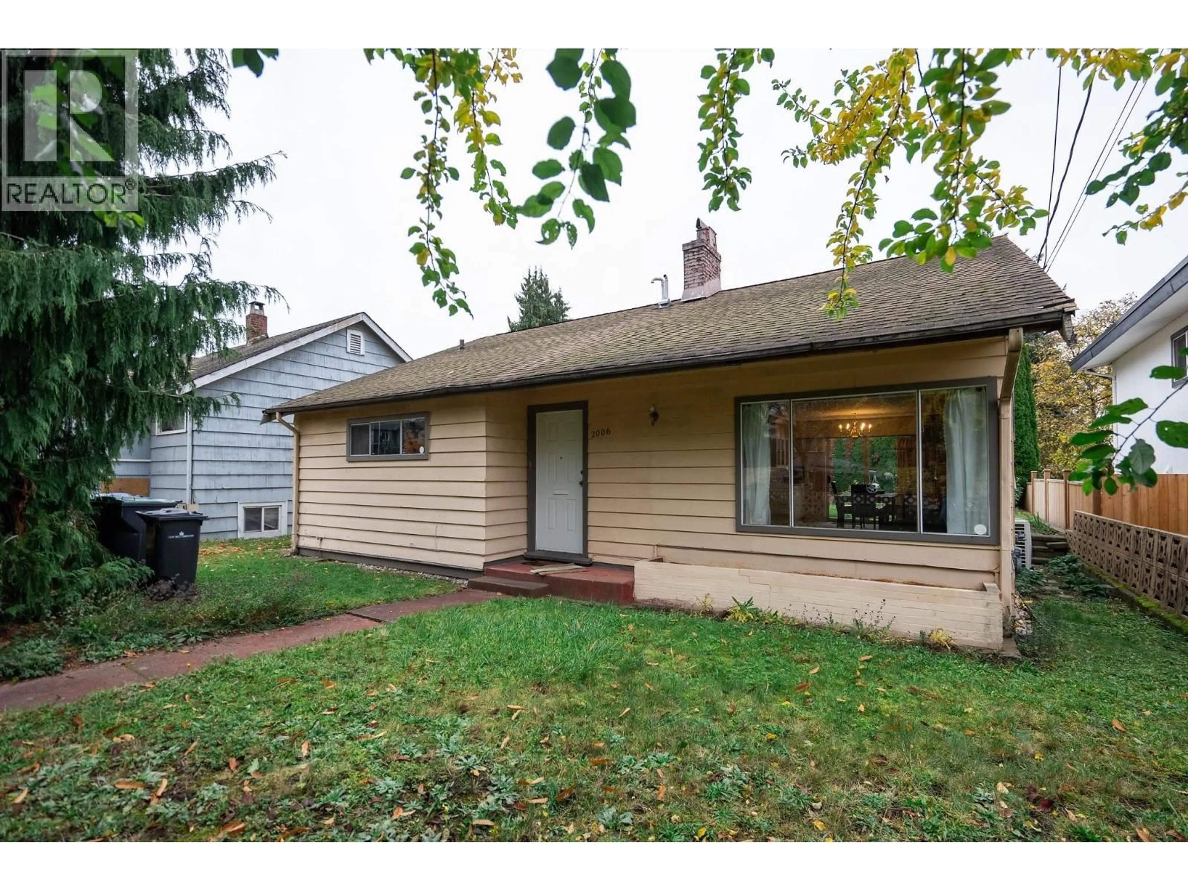 Home with vinyl exterior material, street for 2006 HAMILTON STREET, New Westminster British Columbia V3M2P6