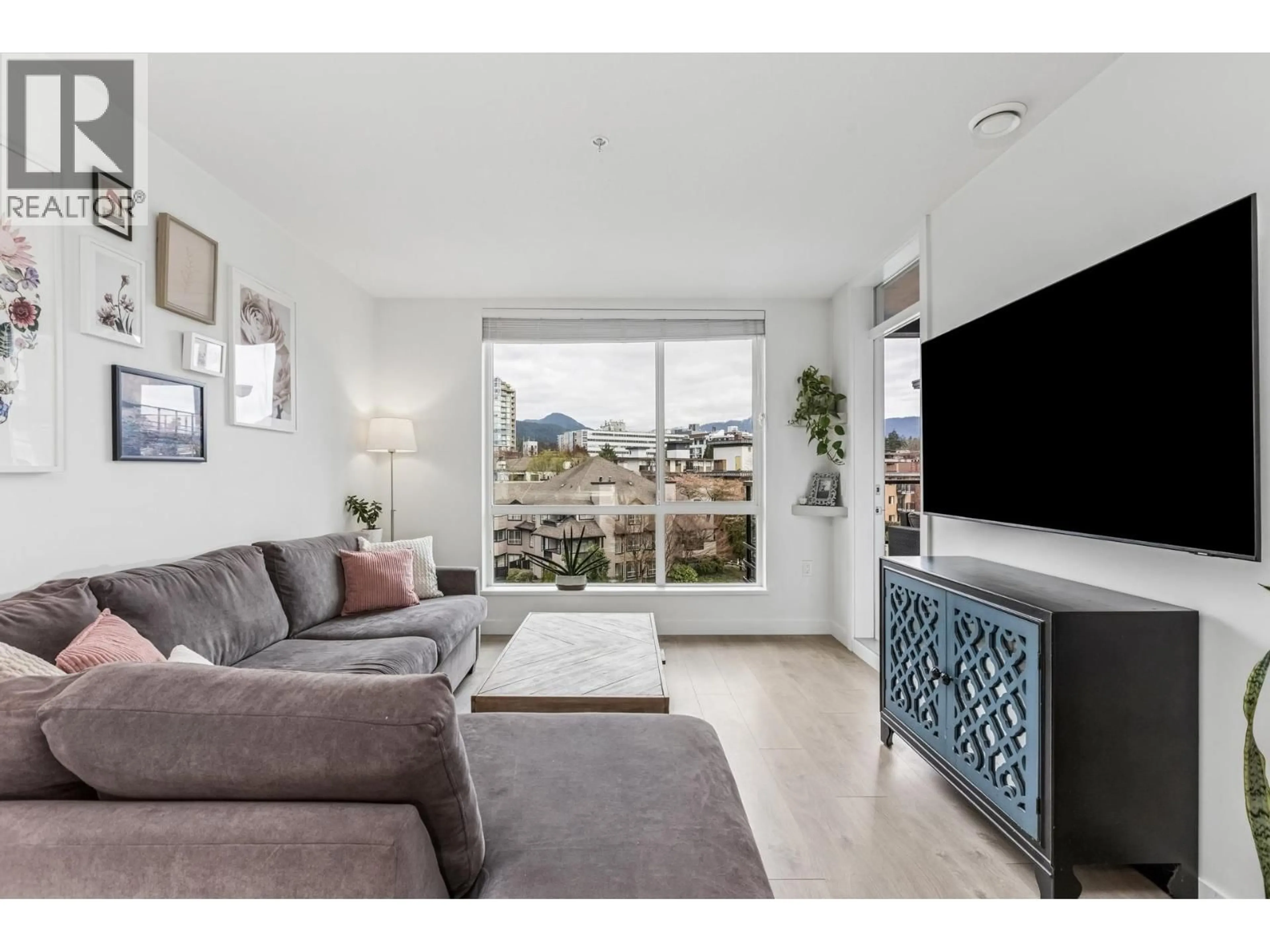 Living room with furniture, unknown for 511 - 108 8TH STREET, North Vancouver British Columbia V7L0H1