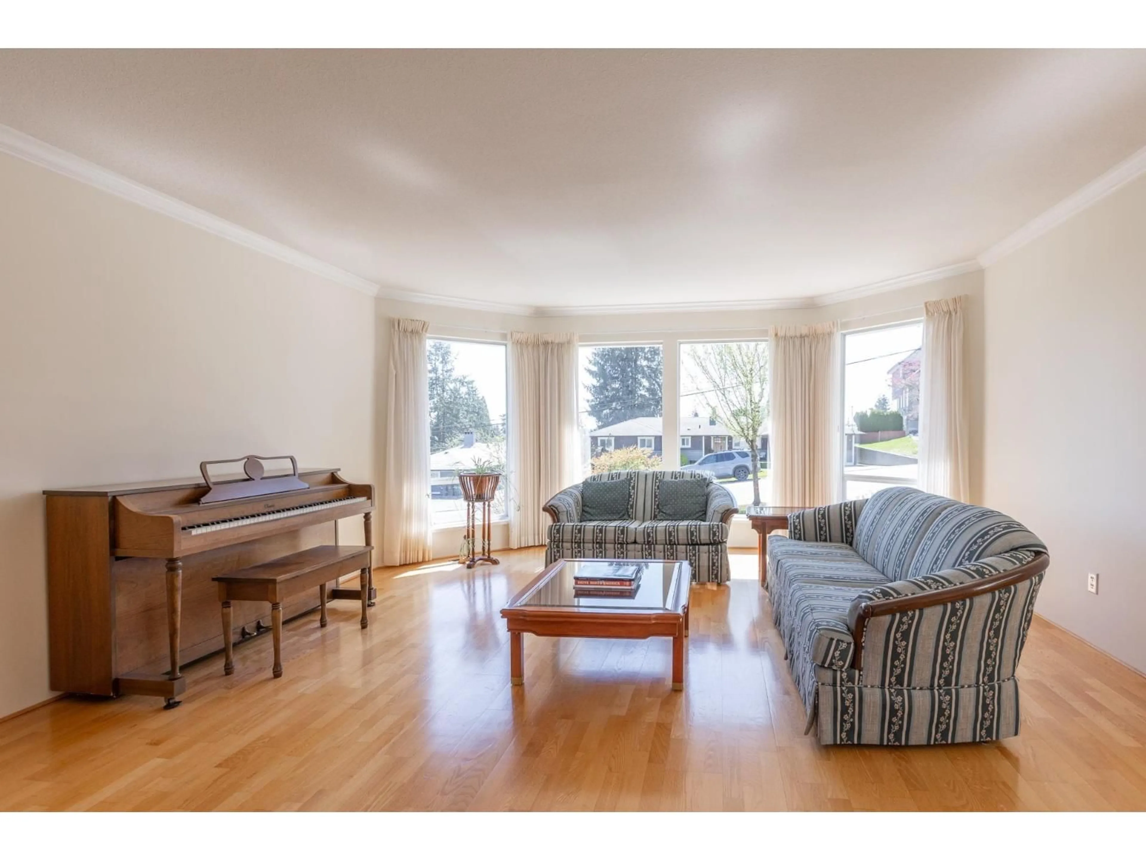 Living room with furniture, unknown for 19091 61A AVENUE, Surrey British Columbia V3S8C8