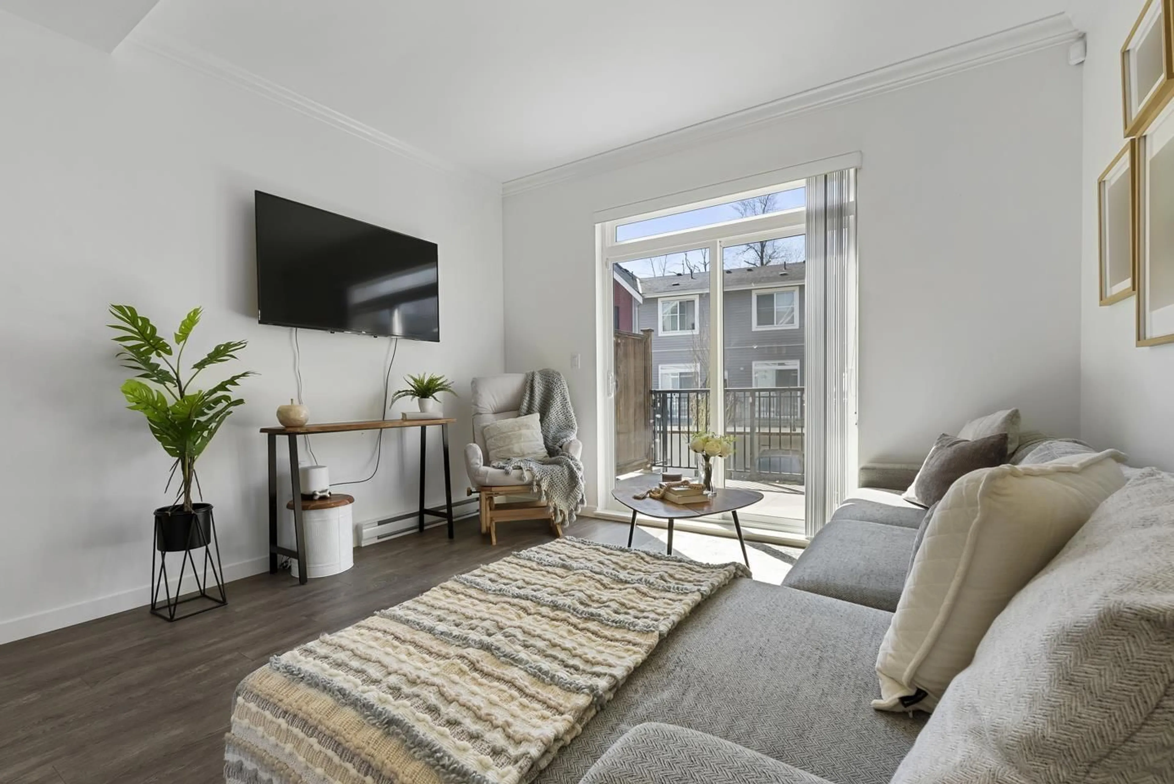 Living room with furniture, unknown for 28 - 19128 65 AVENUE, Surrey British Columbia V4N6P2