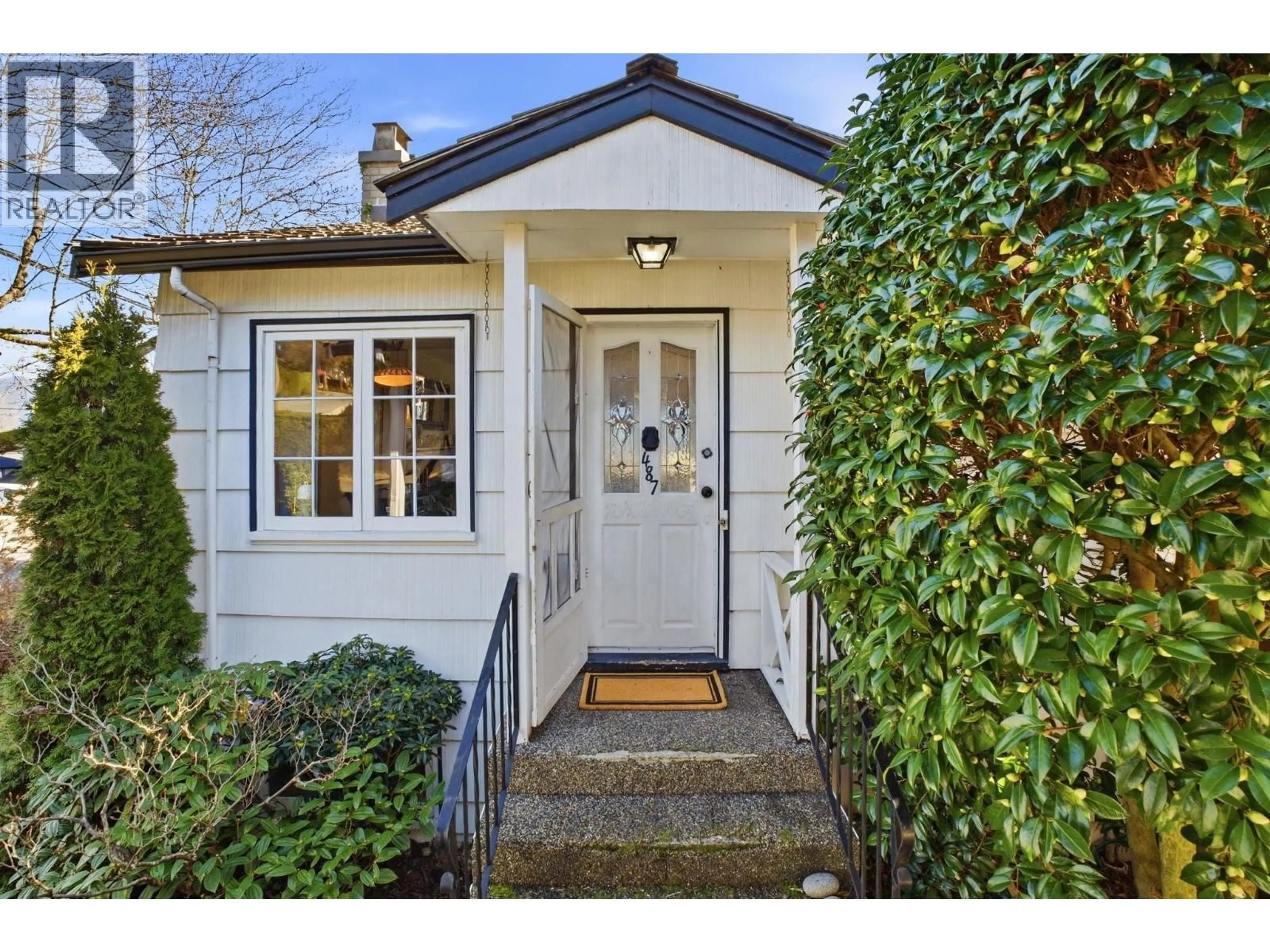 Indoor entryway for 487 ROSLYN BOULEVARD, North Vancouver British Columbia V7G1P1