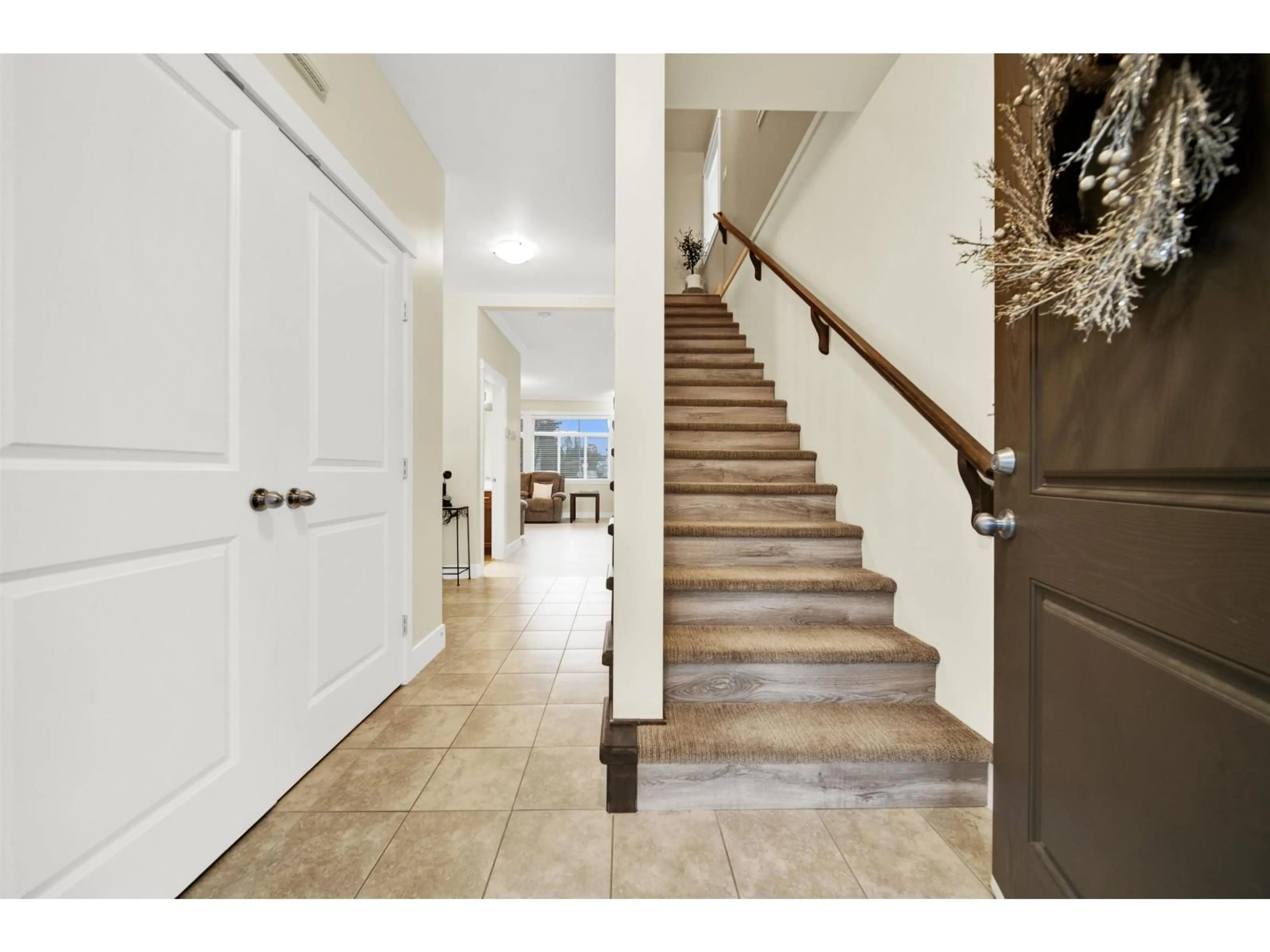 Indoor entryway for 3 - 34130 OLD YALE ROAD, Abbotsford British Columbia V2S0E6