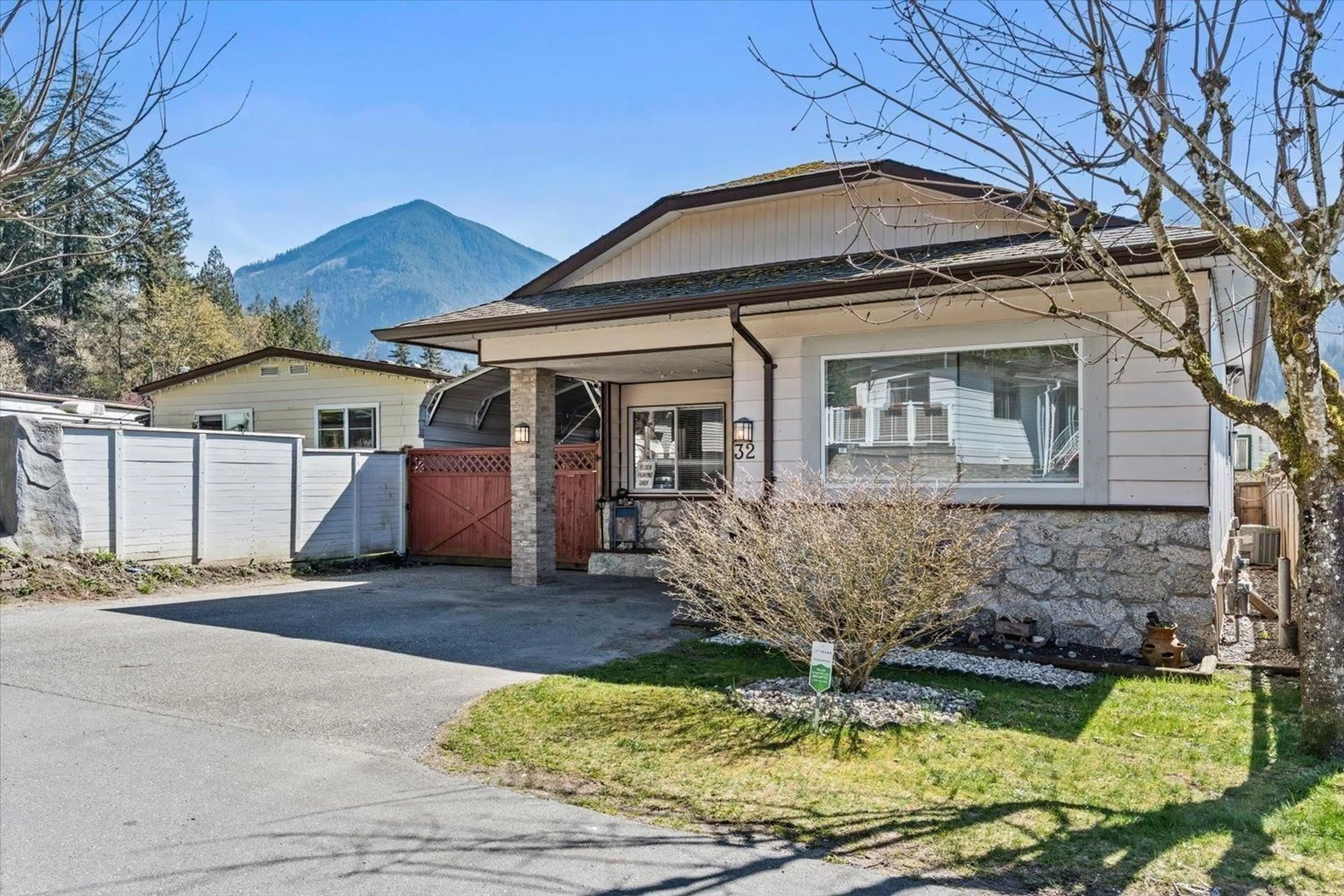 Home with brick exterior material, mountain view for 32 - 46511 CHILLIWACK LAKE ROAD, Sardis - Chwk River Valley British Columbia V2R3S3