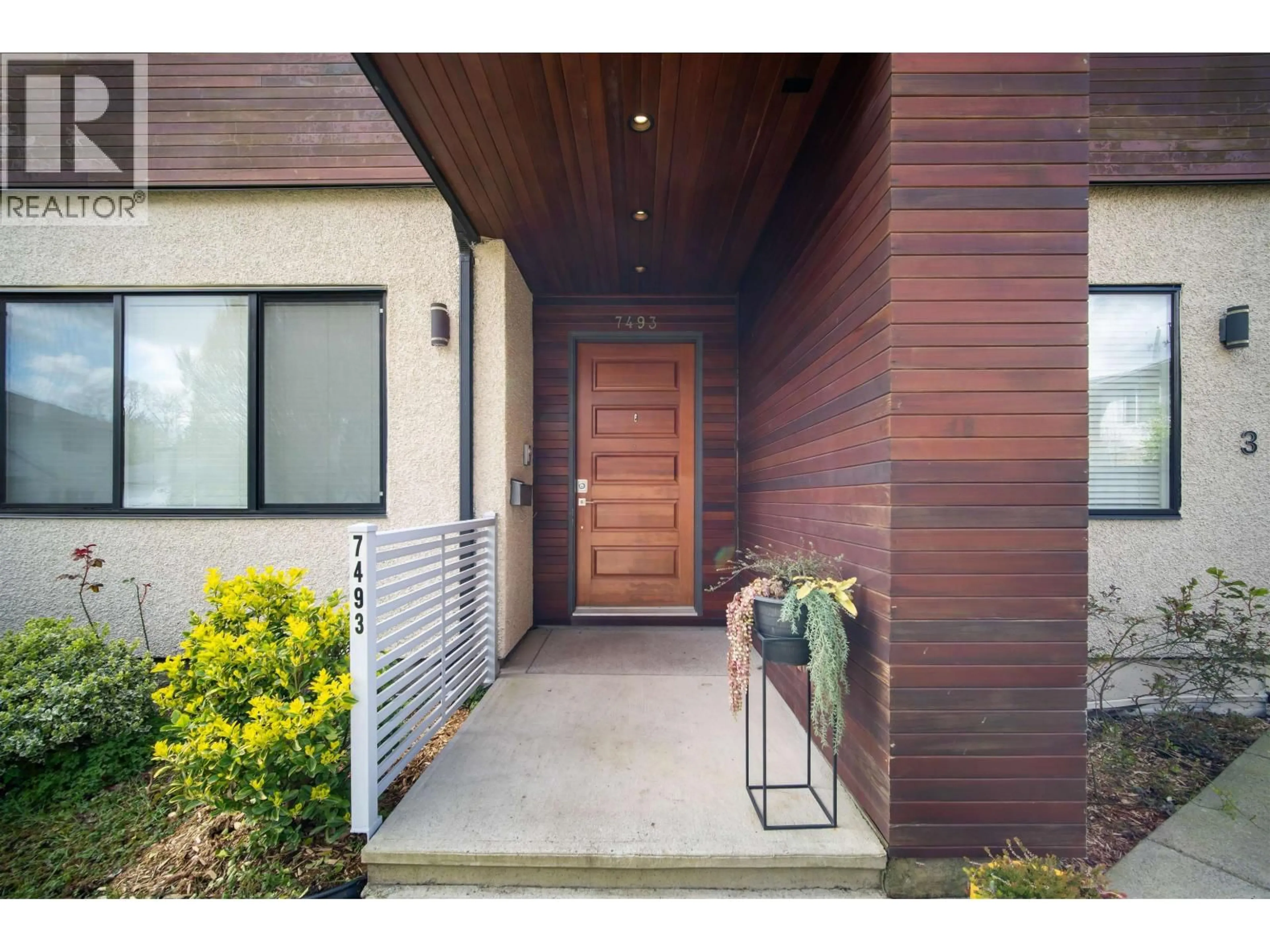 Indoor entryway for 7493 GATINEAU PLACE, Vancouver British Columbia V5S2S3