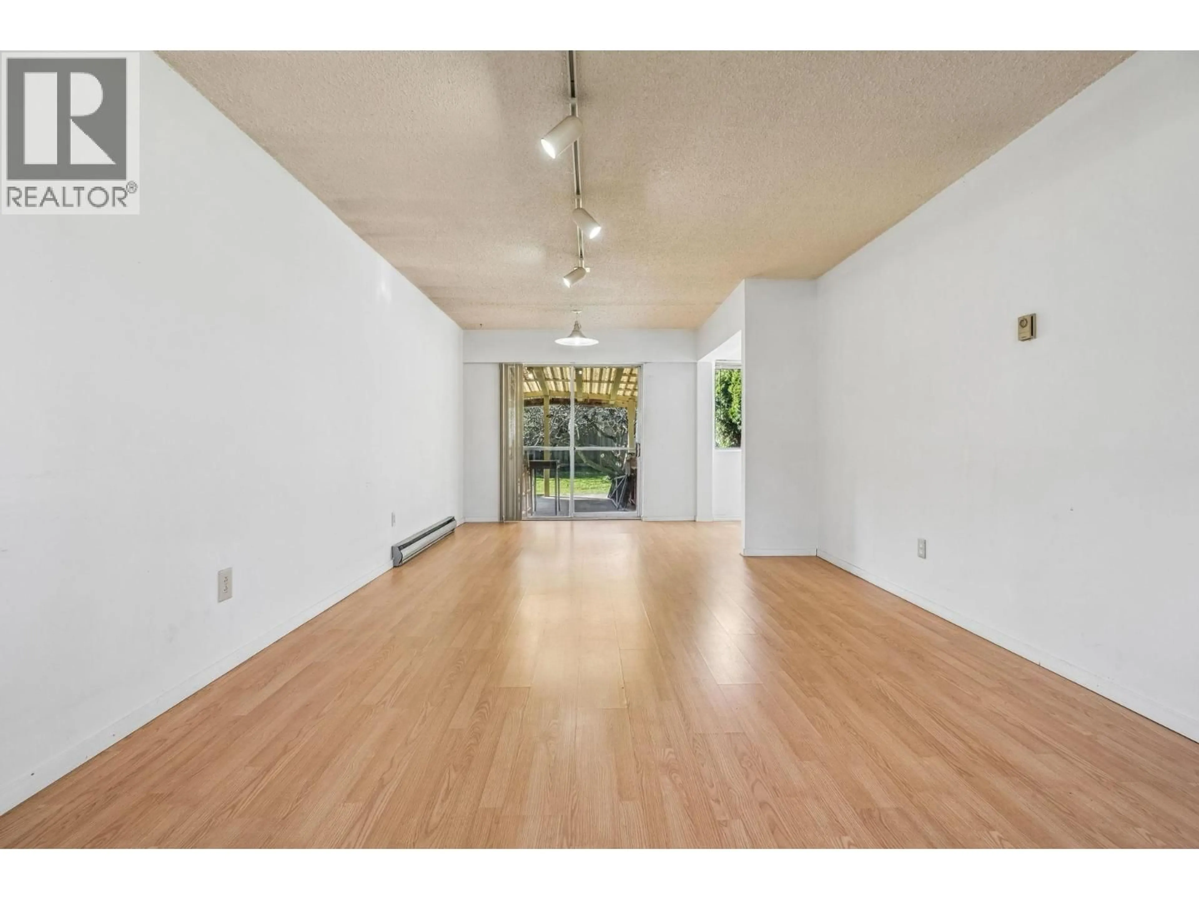Indoor foyer for 3740 BLUNDELL ROAD, Richmond British Columbia V7C1G4
