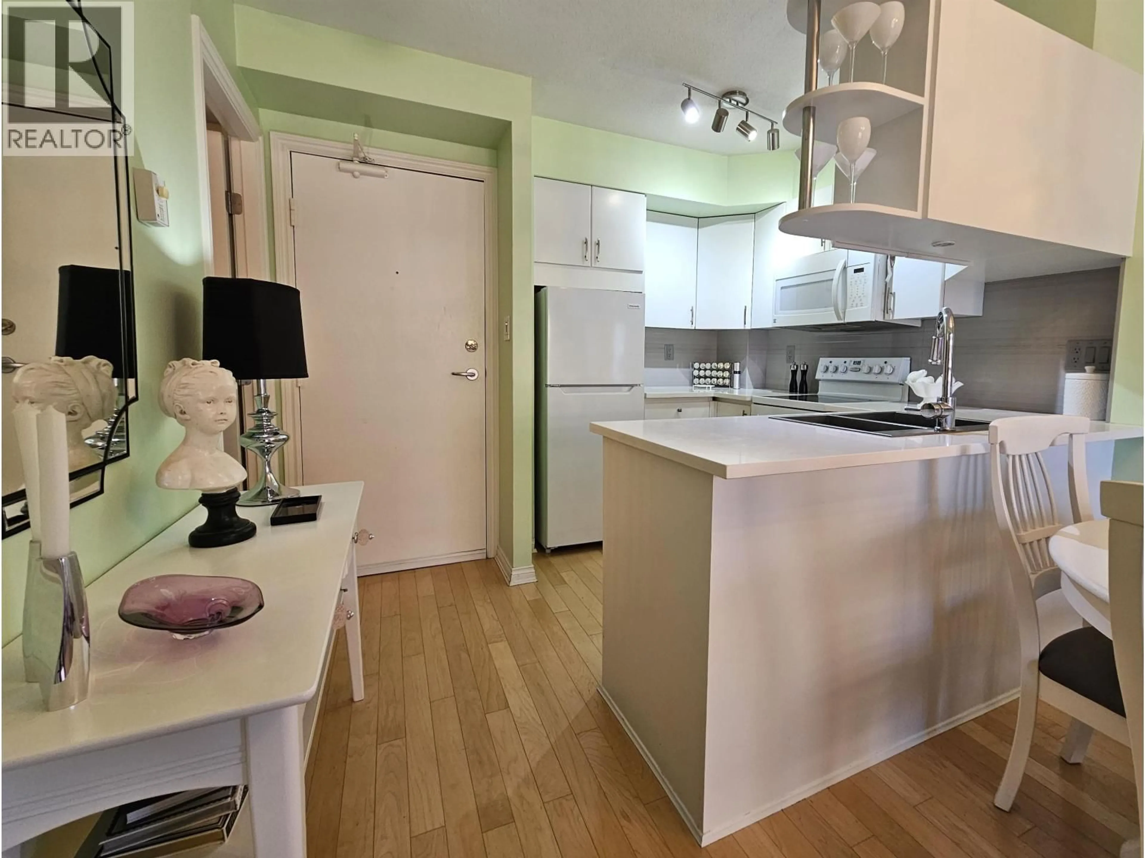Standard kitchen, wood/laminate floor for 1003 - 1189 HOWE STREET, Vancouver British Columbia V6Z2X4