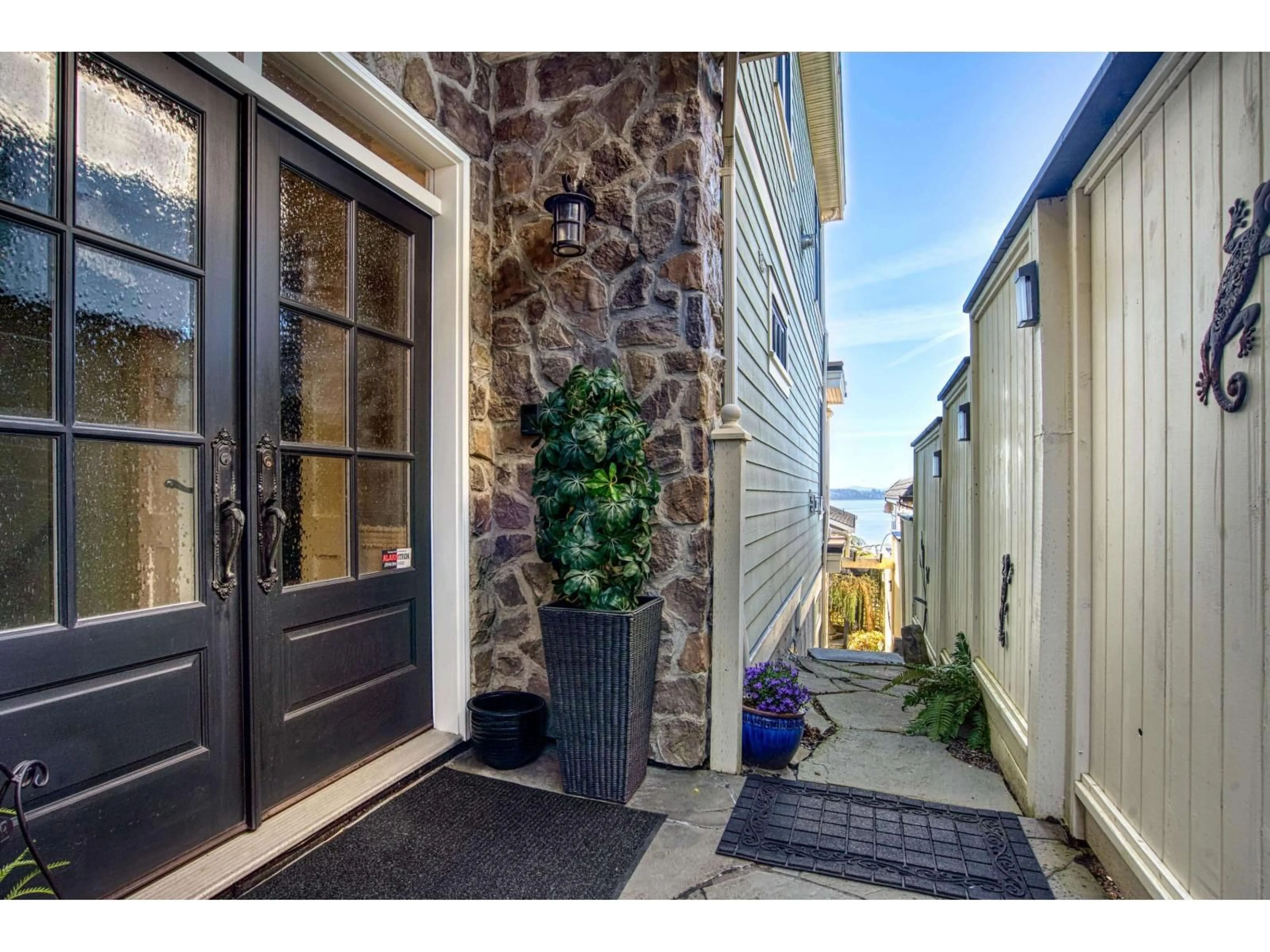 Indoor entryway for 15188 COLUMBIA AVENUE, White Rock British Columbia V4B1J3