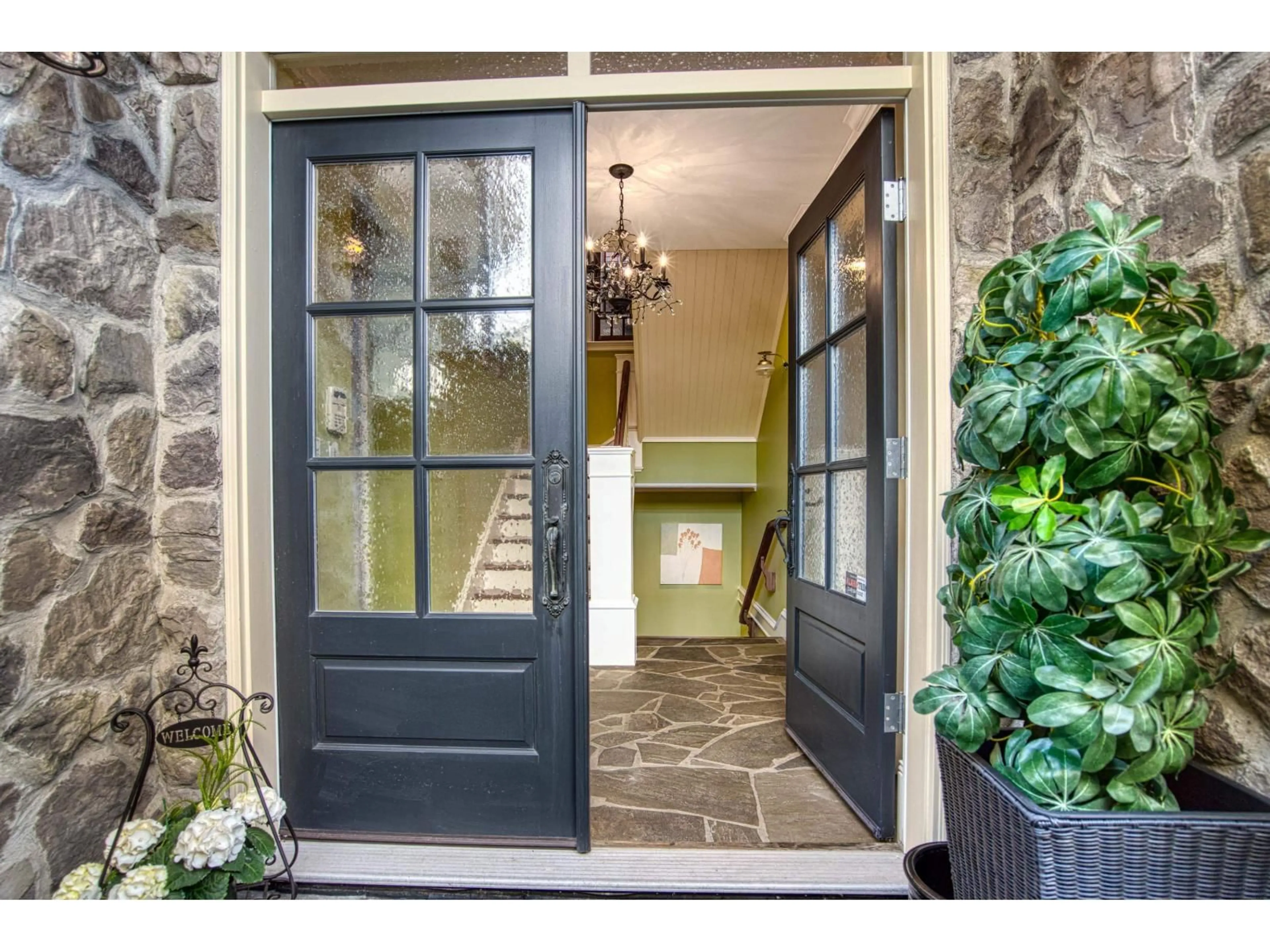 Indoor entryway for 15188 COLUMBIA AVENUE, White Rock British Columbia V4B1J3