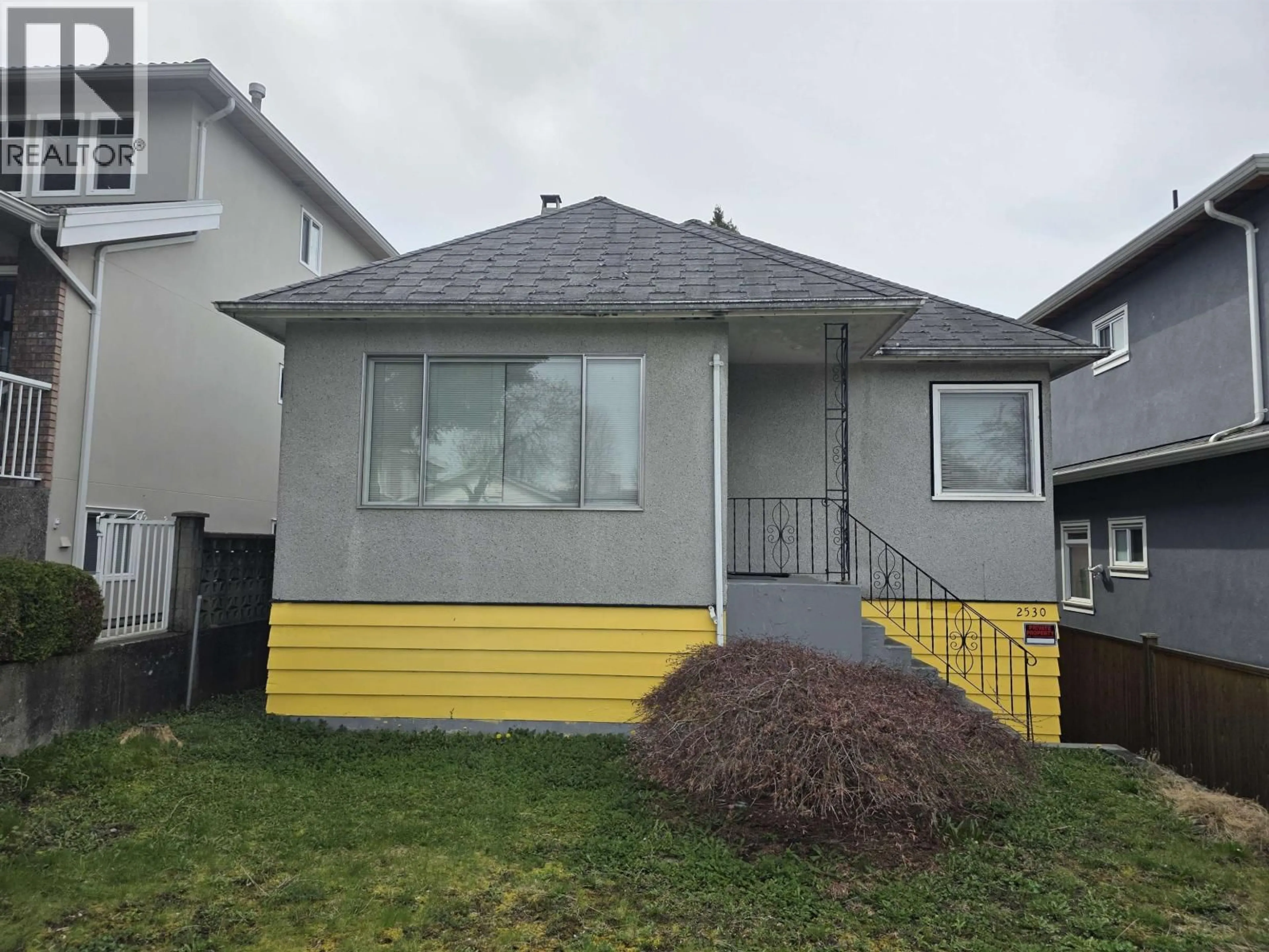 Home with vinyl exterior material, street for 2530 7TH AVENUE, Vancouver British Columbia V5M1T4