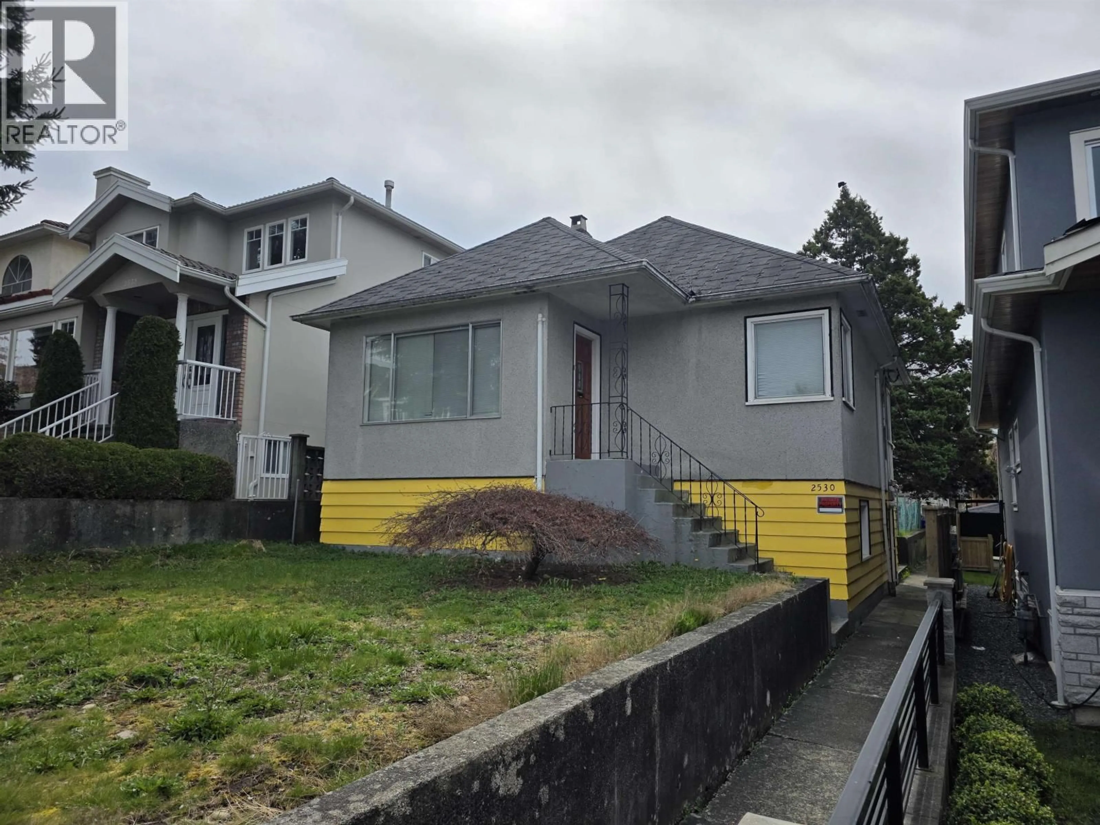 Home with vinyl exterior material, street for 2530 7TH AVENUE, Vancouver British Columbia V5M1T4