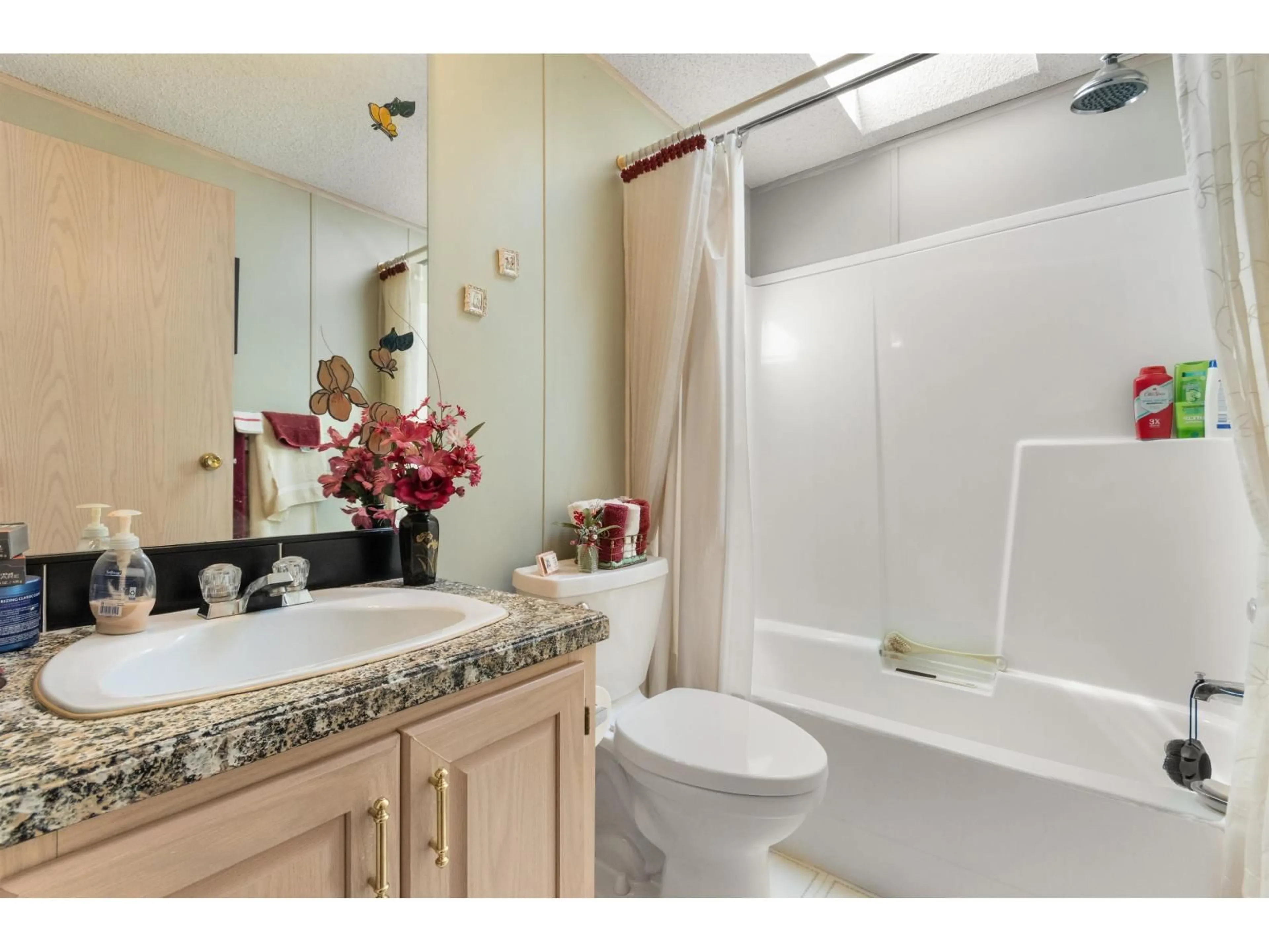 Standard bathroom, ceramic/tile floor for 5 - 62790 FLOOD HOPE ROAD, Hope British Columbia V0X1L2