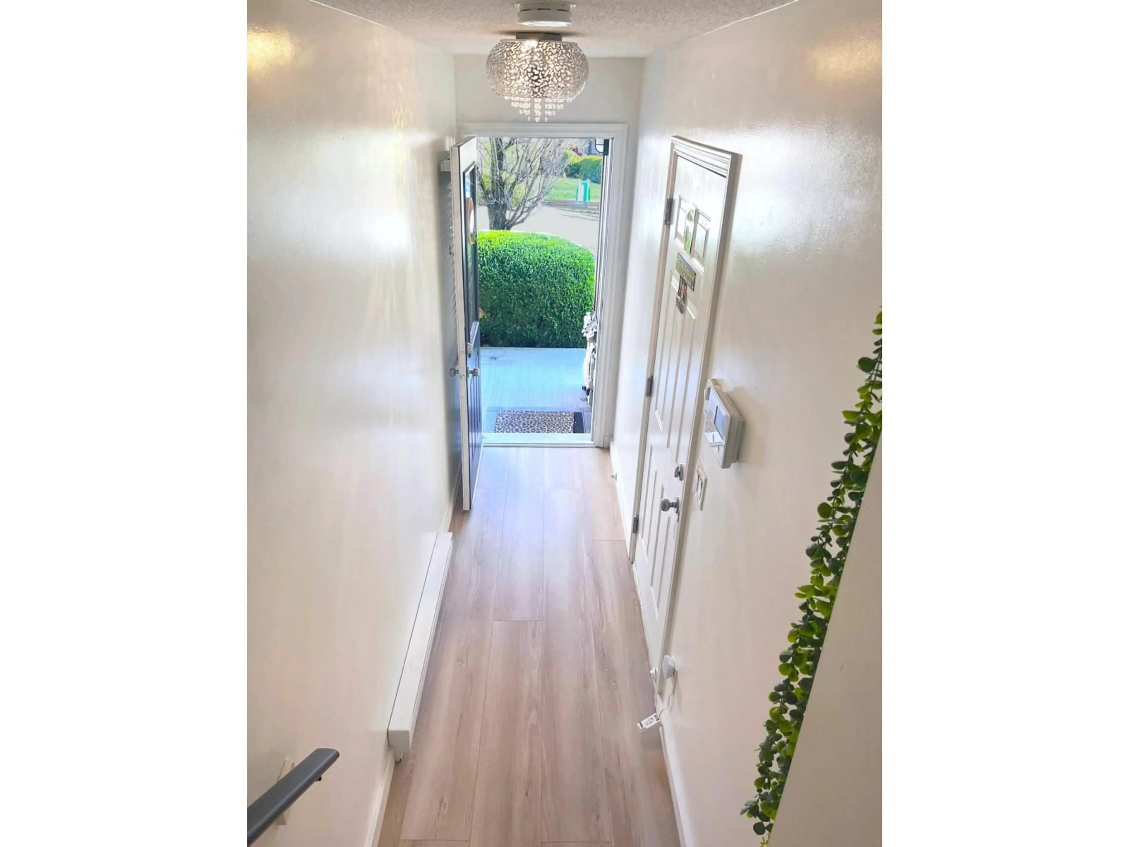 Indoor entryway for 24 - 32501 FRASER CRESCENT, Mission British Columbia V2V1C5