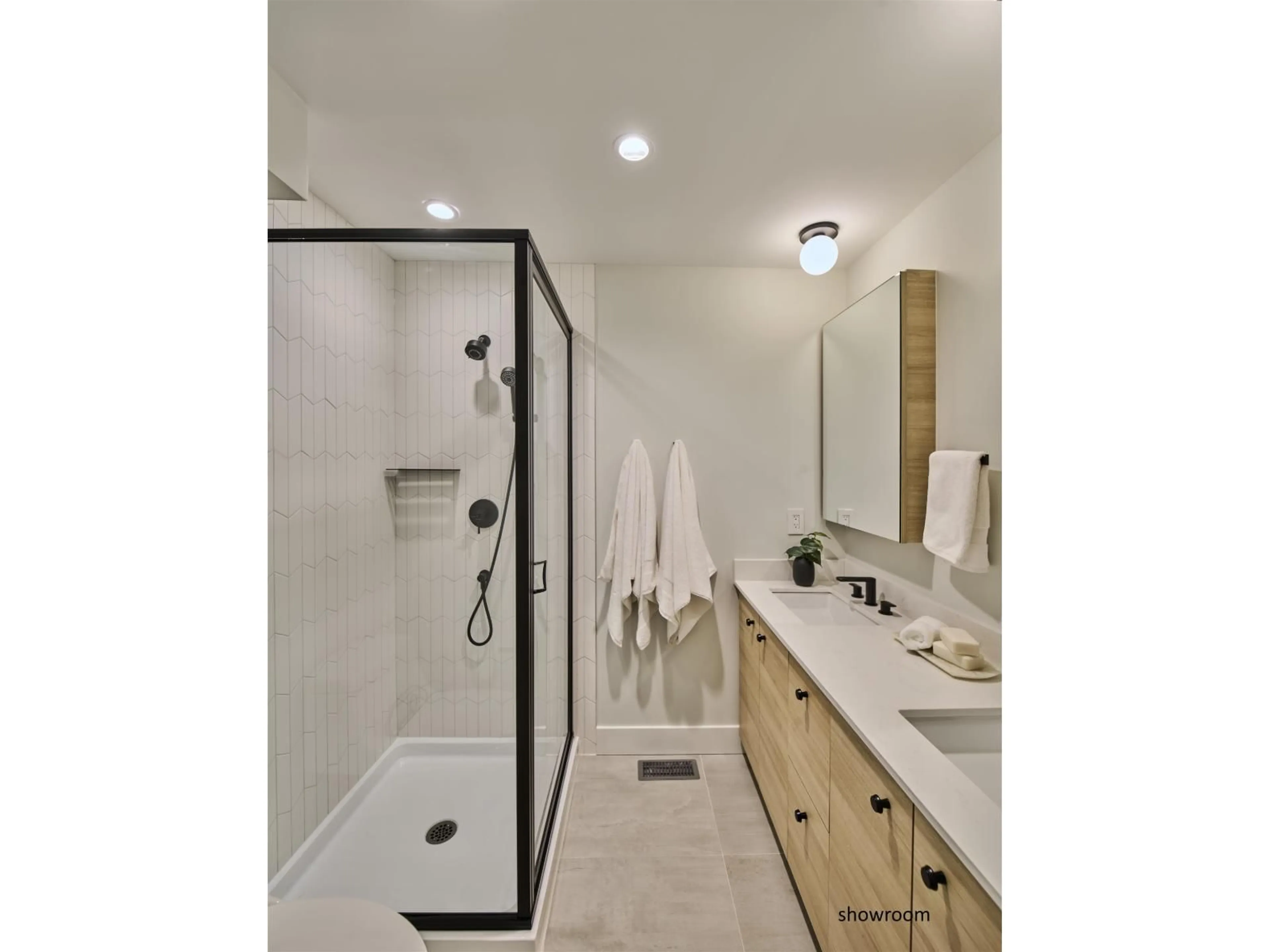 Contemporary bathroom, ceramic/tile floor for 28 - 20335 70A AVENUE, Langley British Columbia V2Y1S8